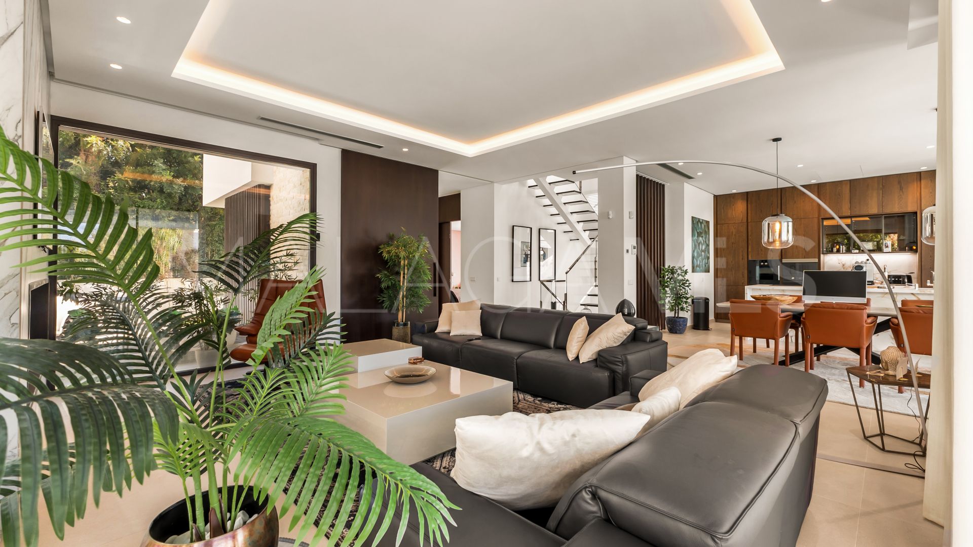 Buy villa with 4 bedrooms in Golden Mile