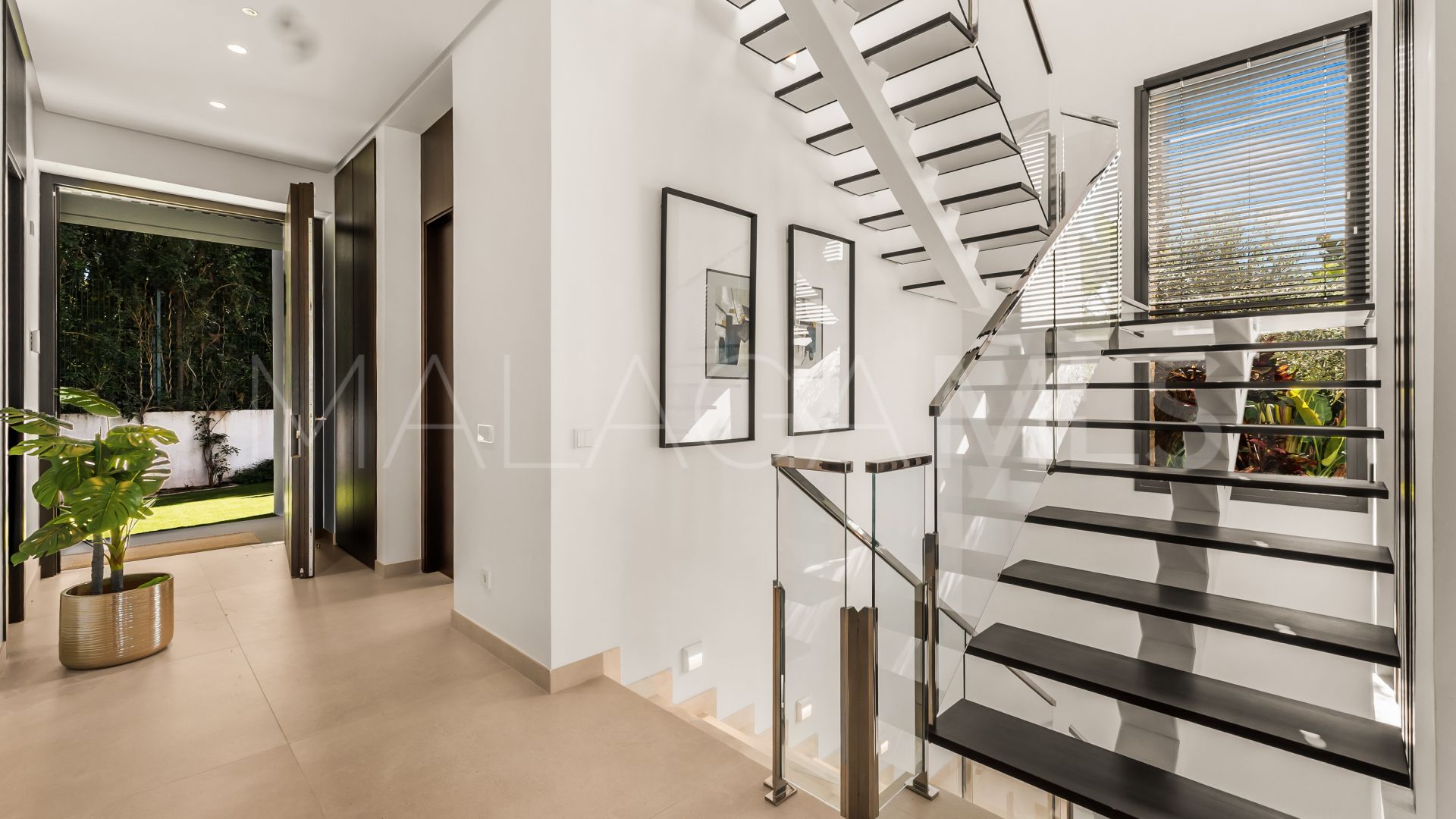 Buy villa with 4 bedrooms in Golden Mile