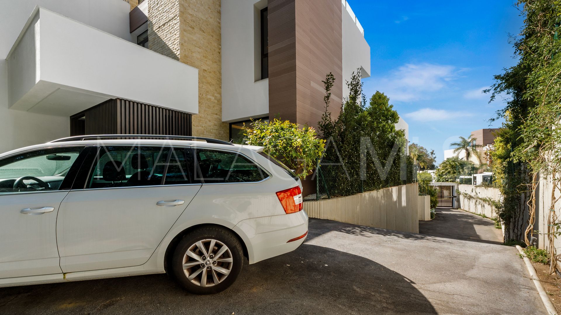 Buy villa with 4 bedrooms in Golden Mile