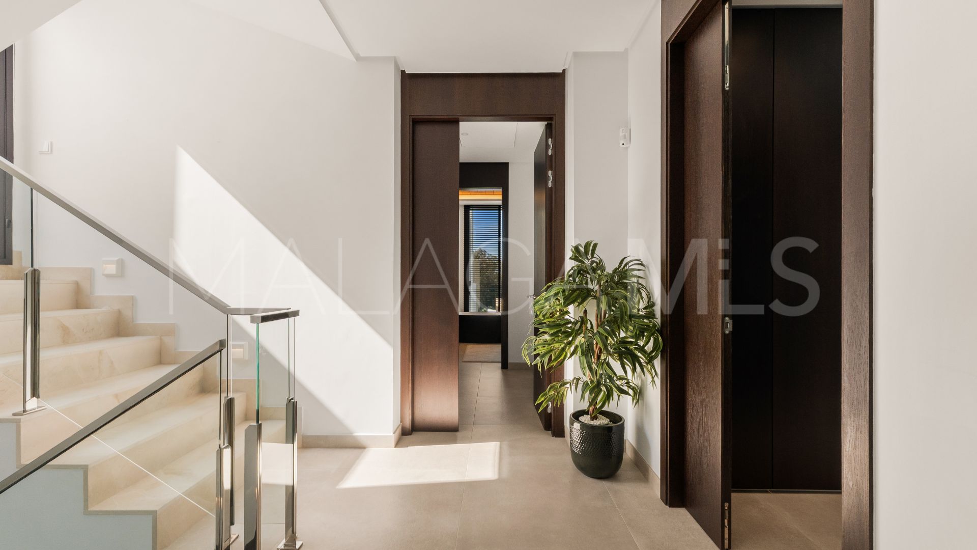 Buy villa with 4 bedrooms in Golden Mile