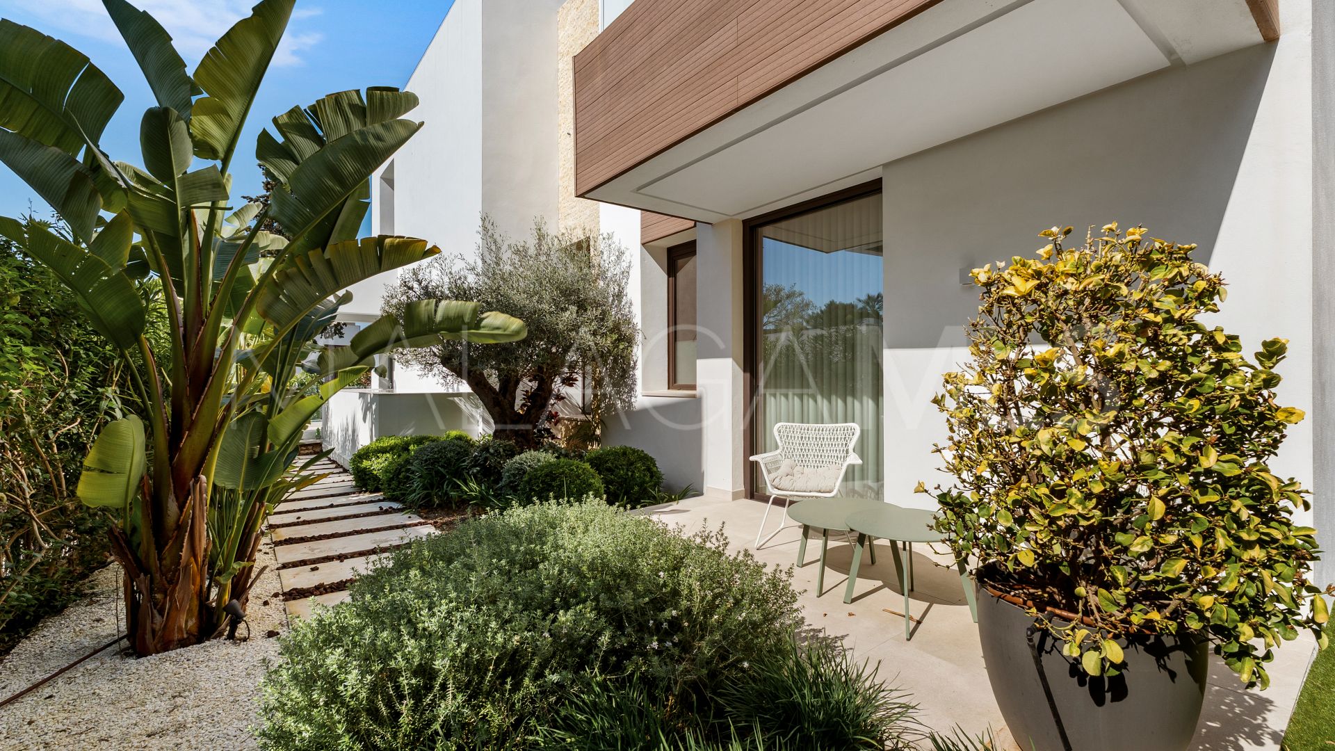 Buy villa with 4 bedrooms in Golden Mile