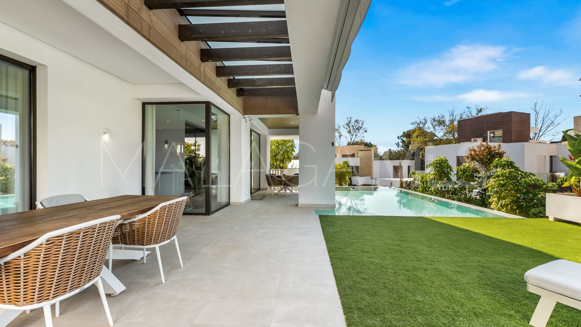 Buy villa with 4 bedrooms in Golden Mile