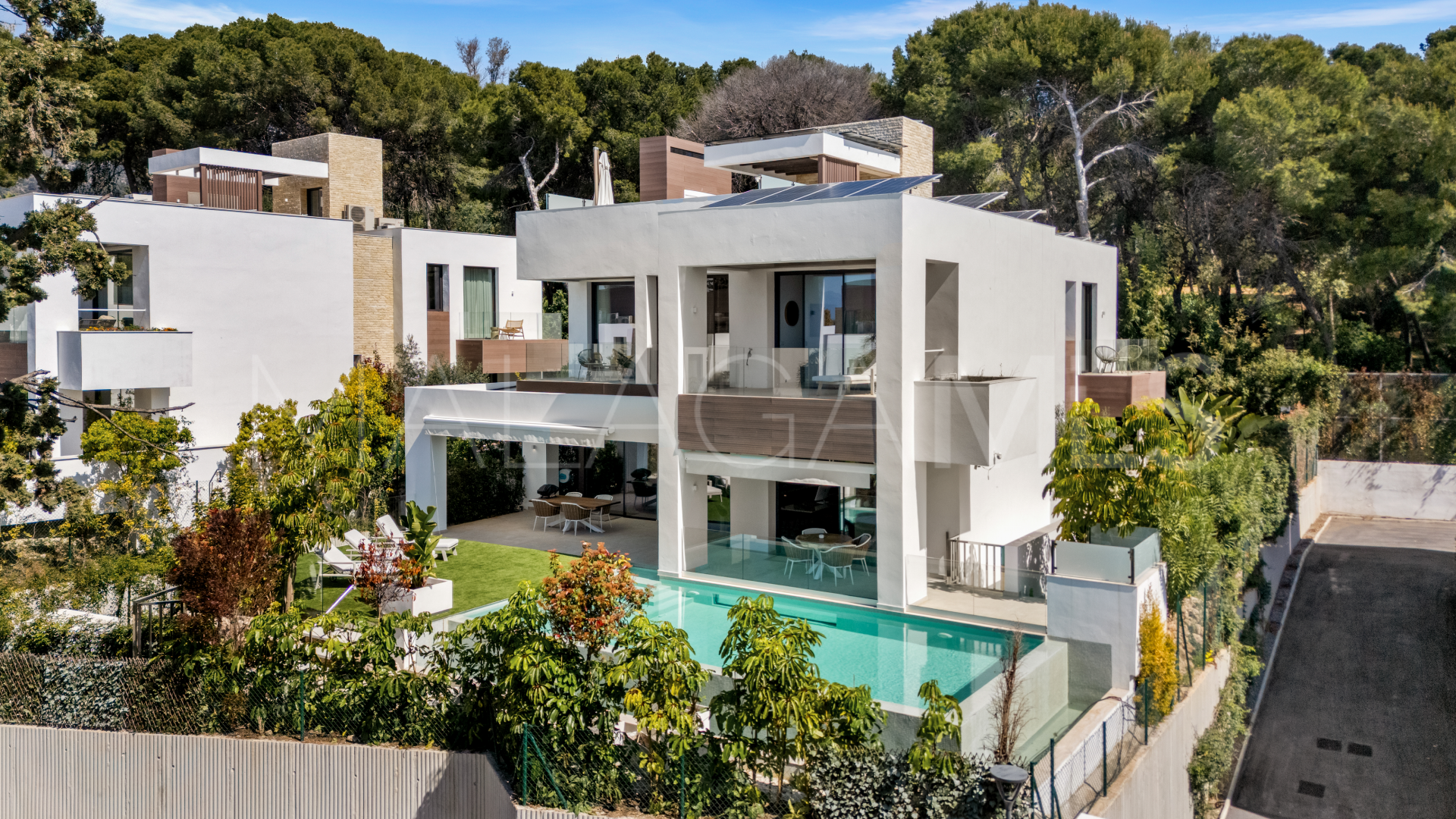 Buy villa with 4 bedrooms in Golden Mile