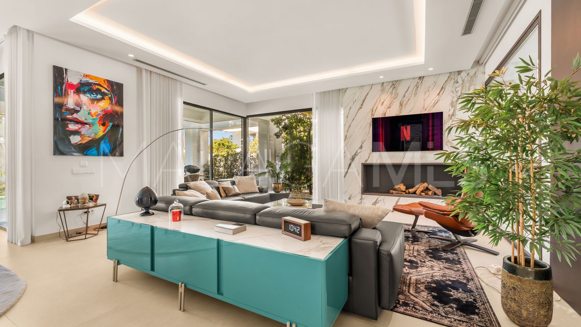 Buy villa with 4 bedrooms in Golden Mile