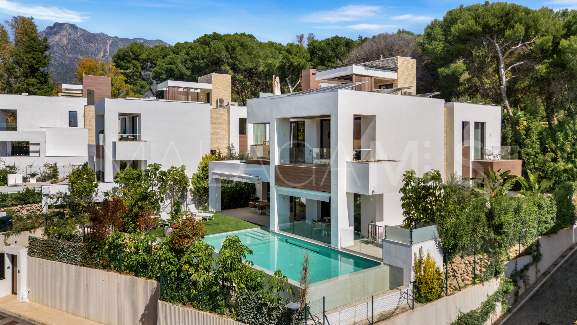 Buy villa with 4 bedrooms in Golden Mile