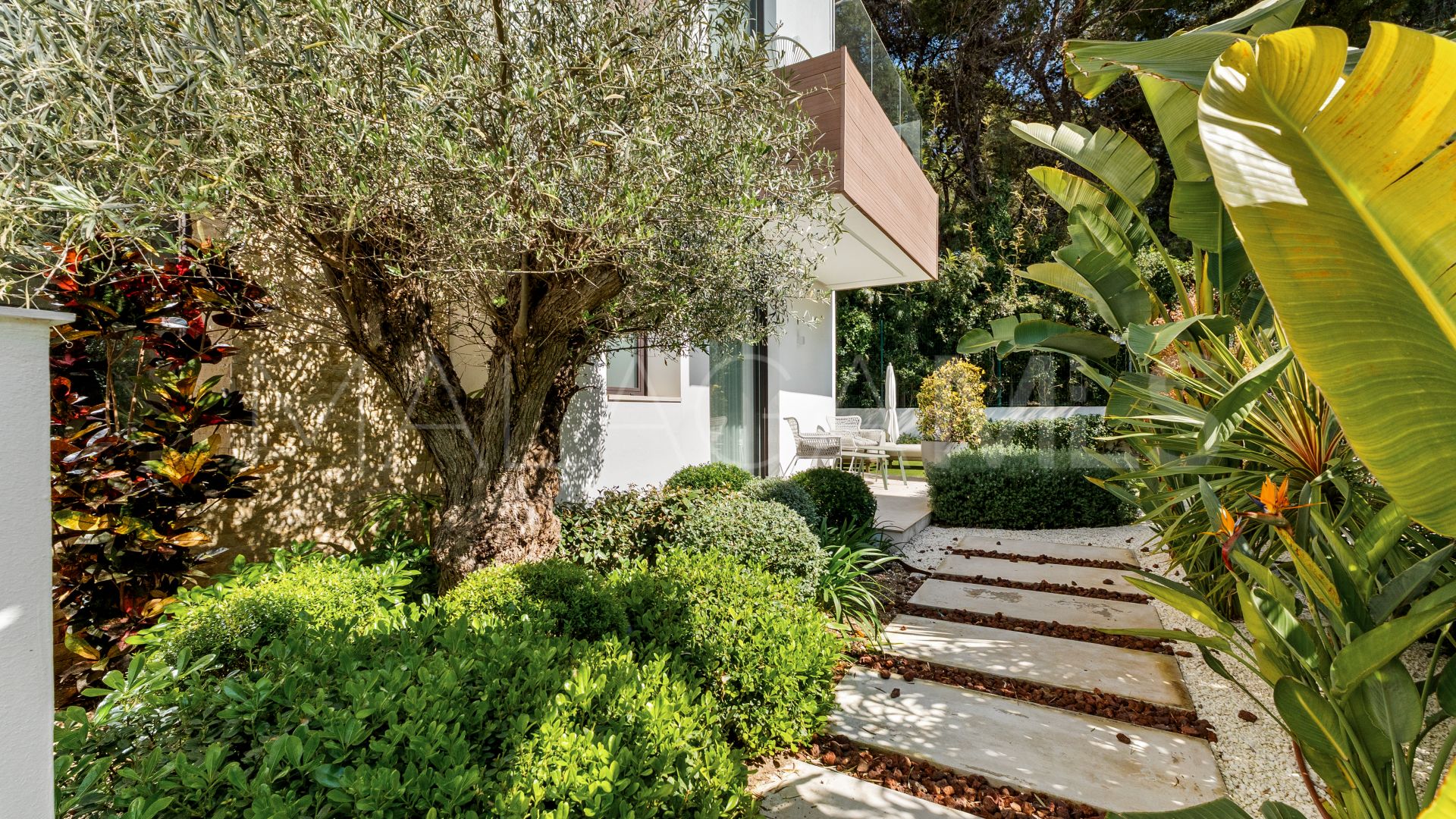 Buy villa with 4 bedrooms in Golden Mile