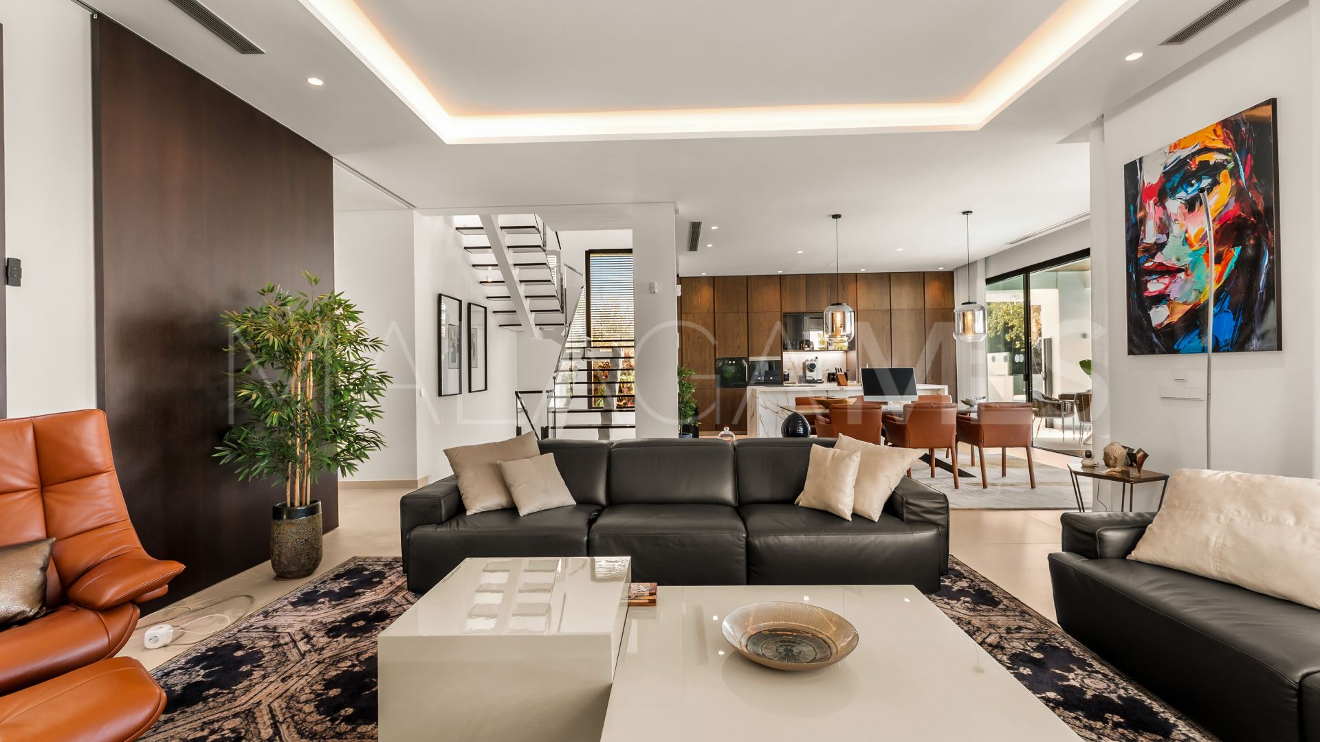 Buy villa with 4 bedrooms in Golden Mile