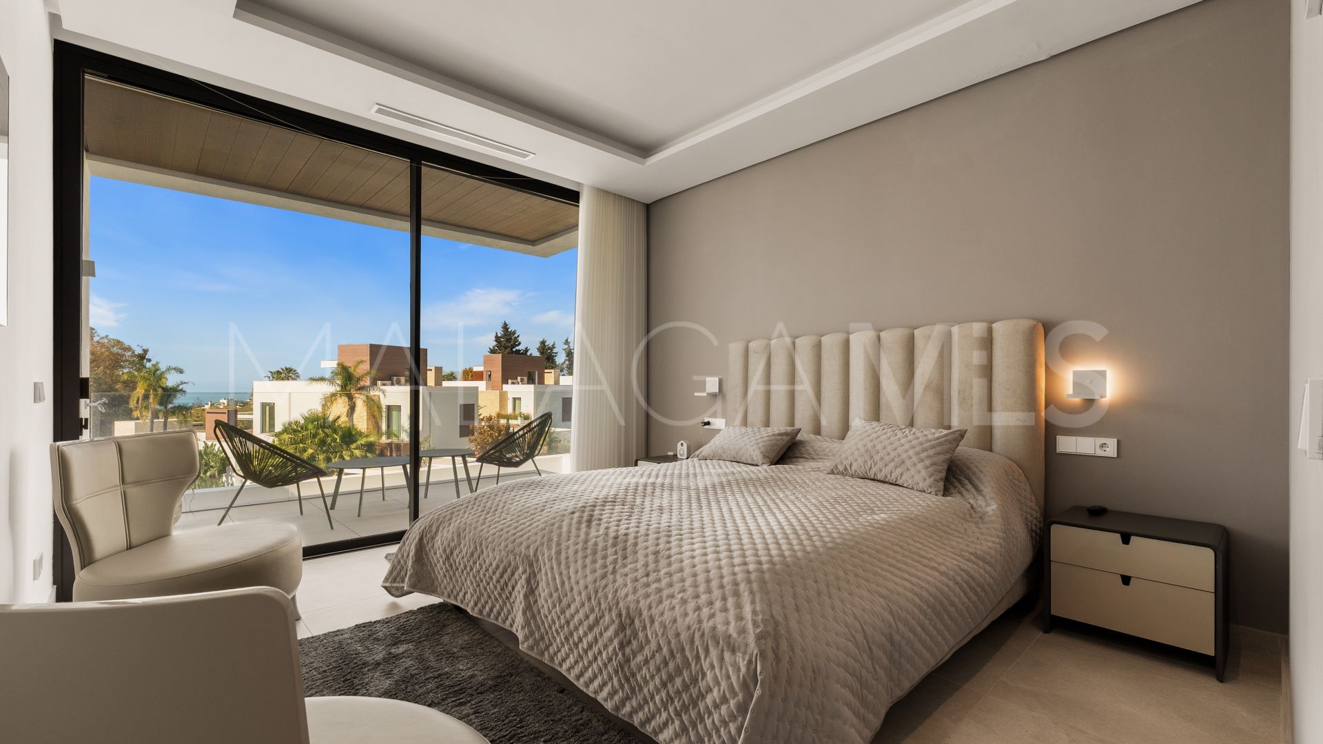 Buy villa with 4 bedrooms in Golden Mile