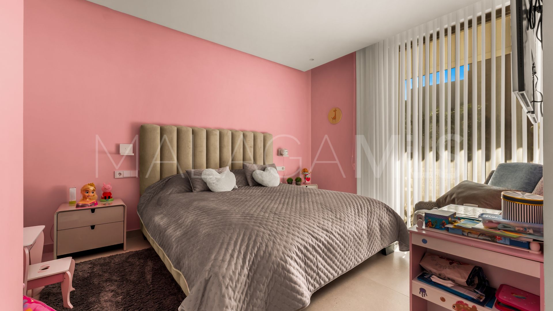 Buy villa with 4 bedrooms in Golden Mile