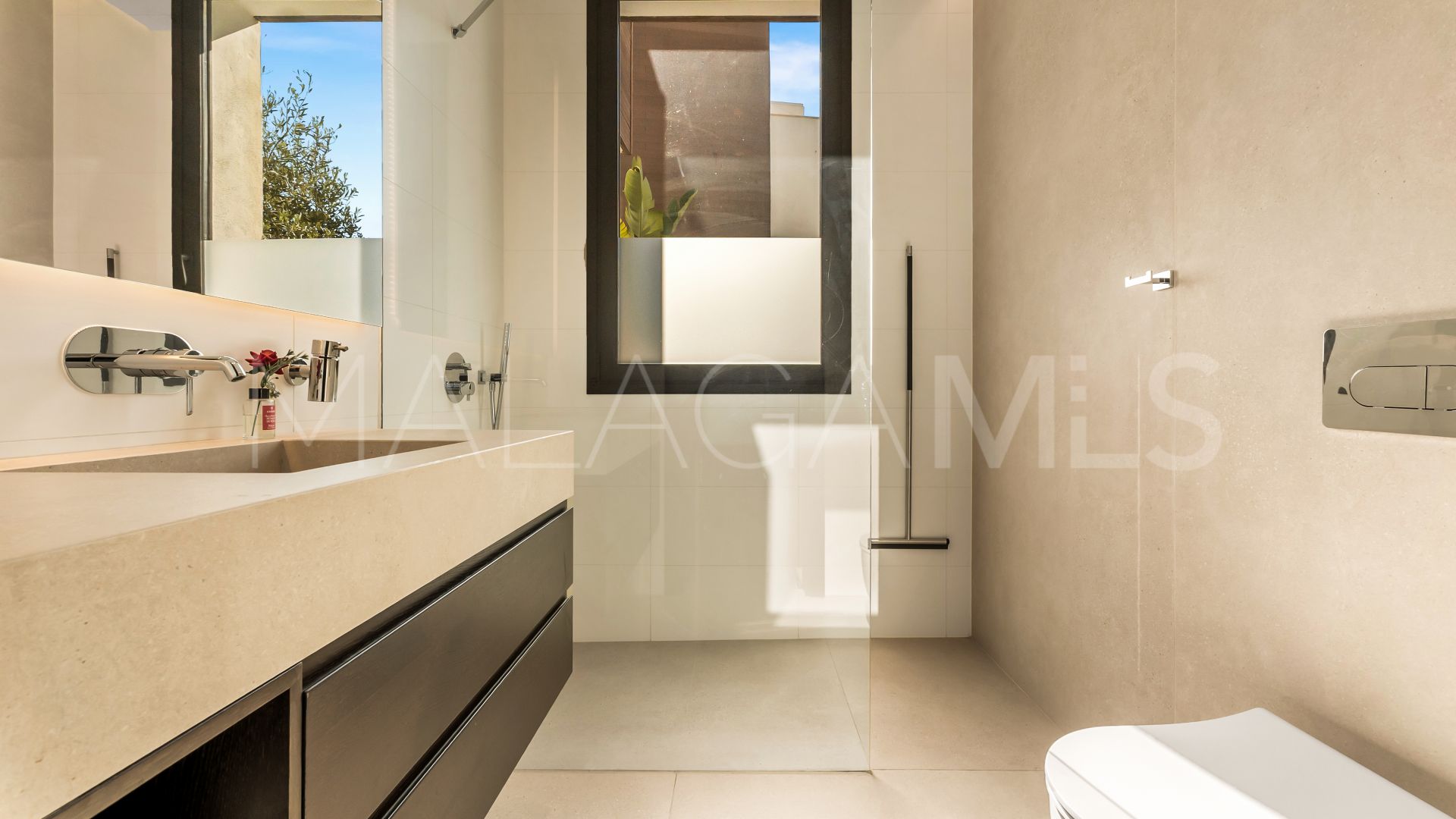 Buy villa with 4 bedrooms in Golden Mile