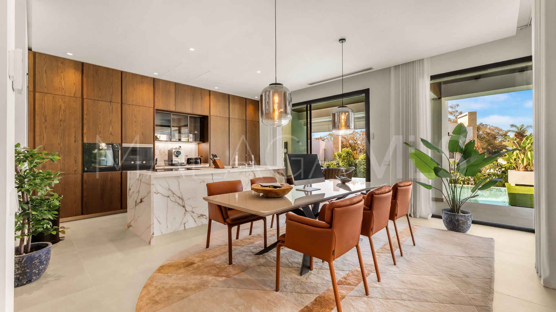 Buy villa with 4 bedrooms in Golden Mile