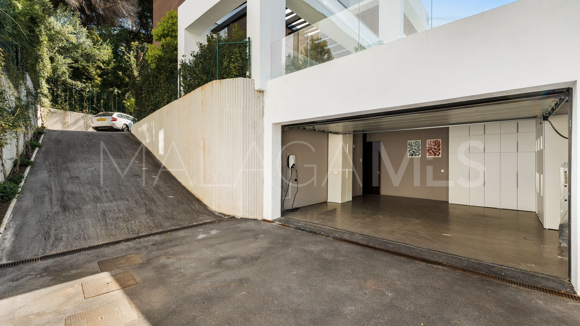 Buy villa with 4 bedrooms in Golden Mile