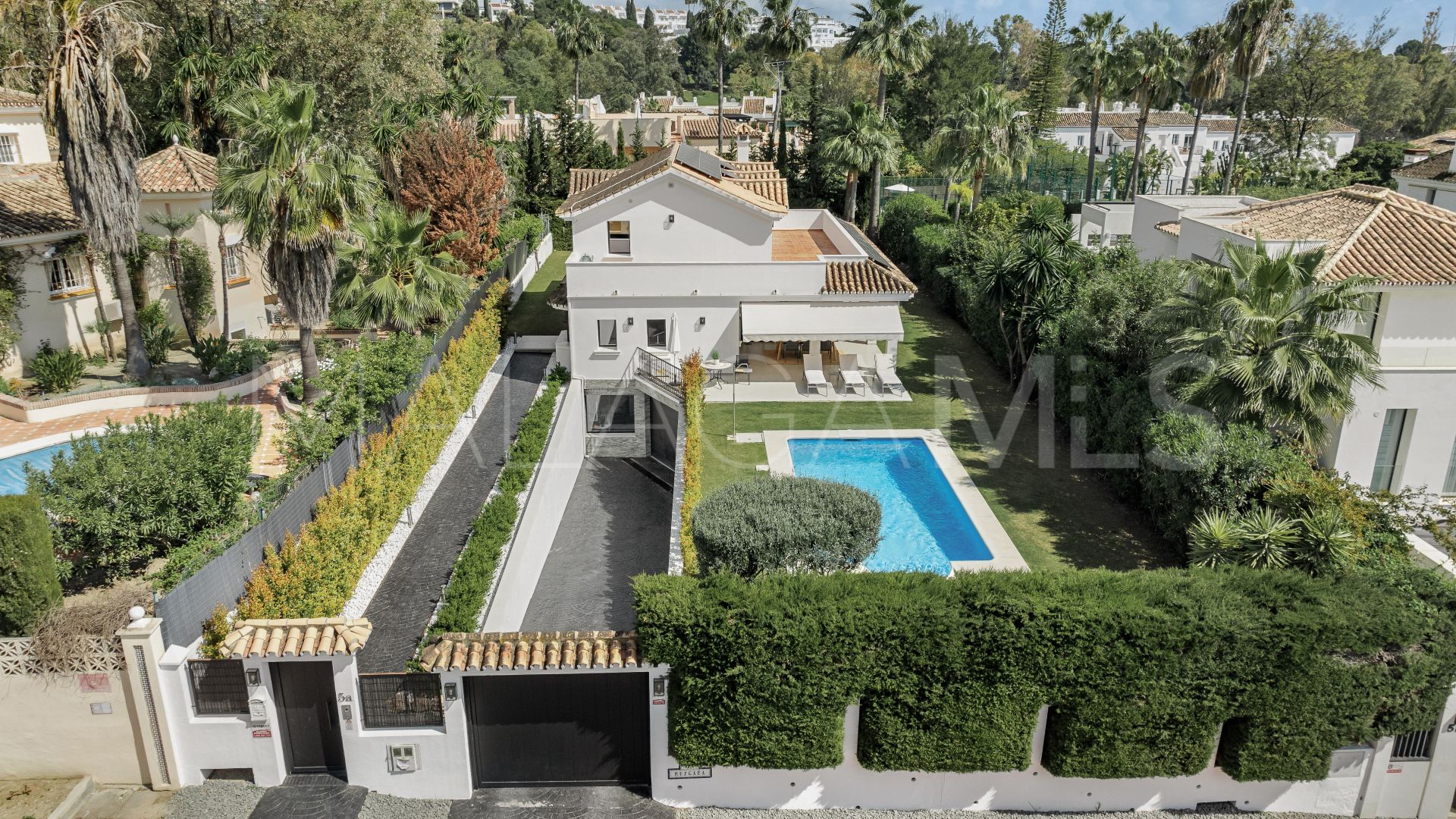 Villa for sale in Nueva Andalucia