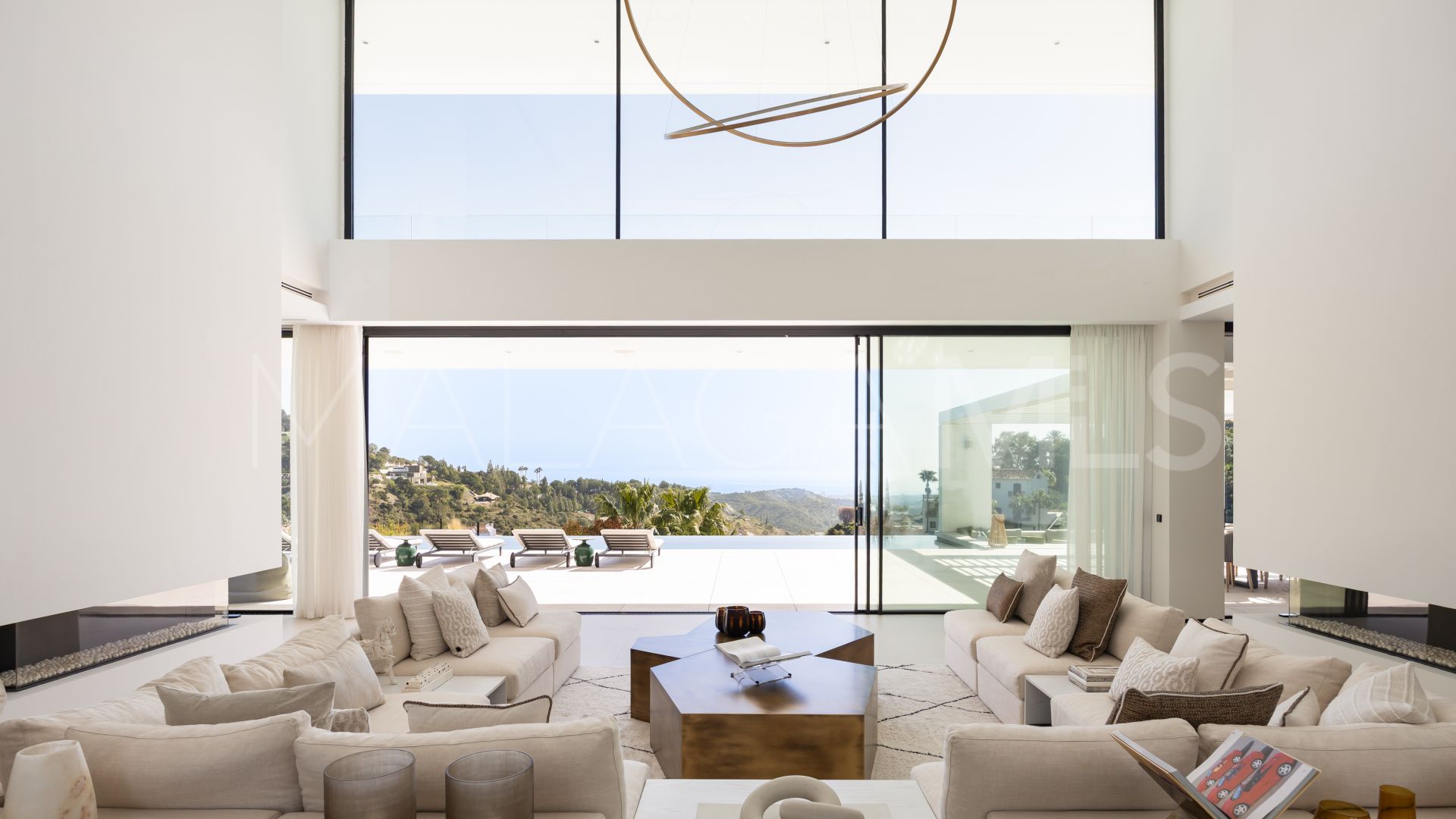 For sale El Madroñal villa with 7 bedrooms