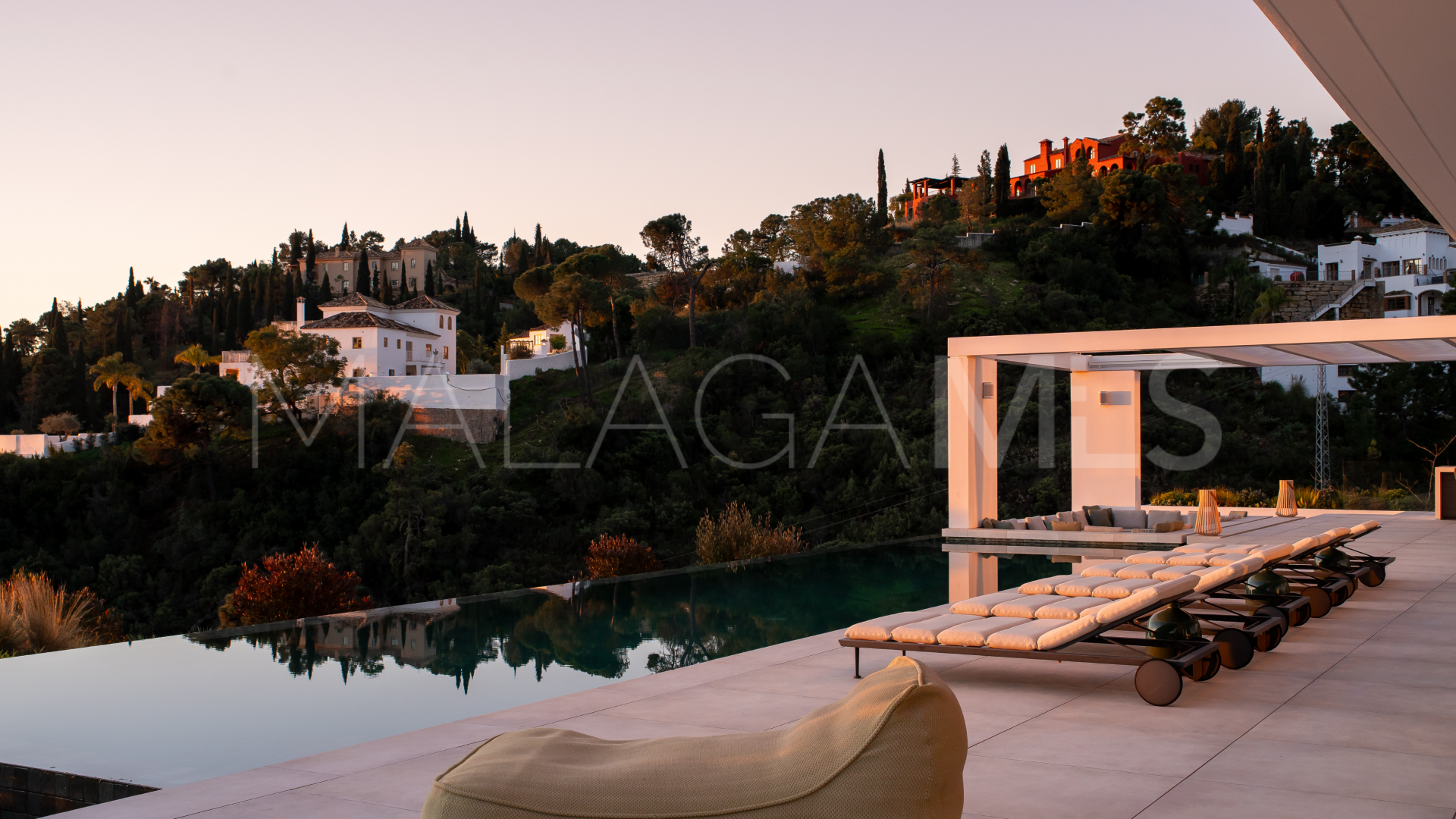 For sale El Madroñal villa with 7 bedrooms