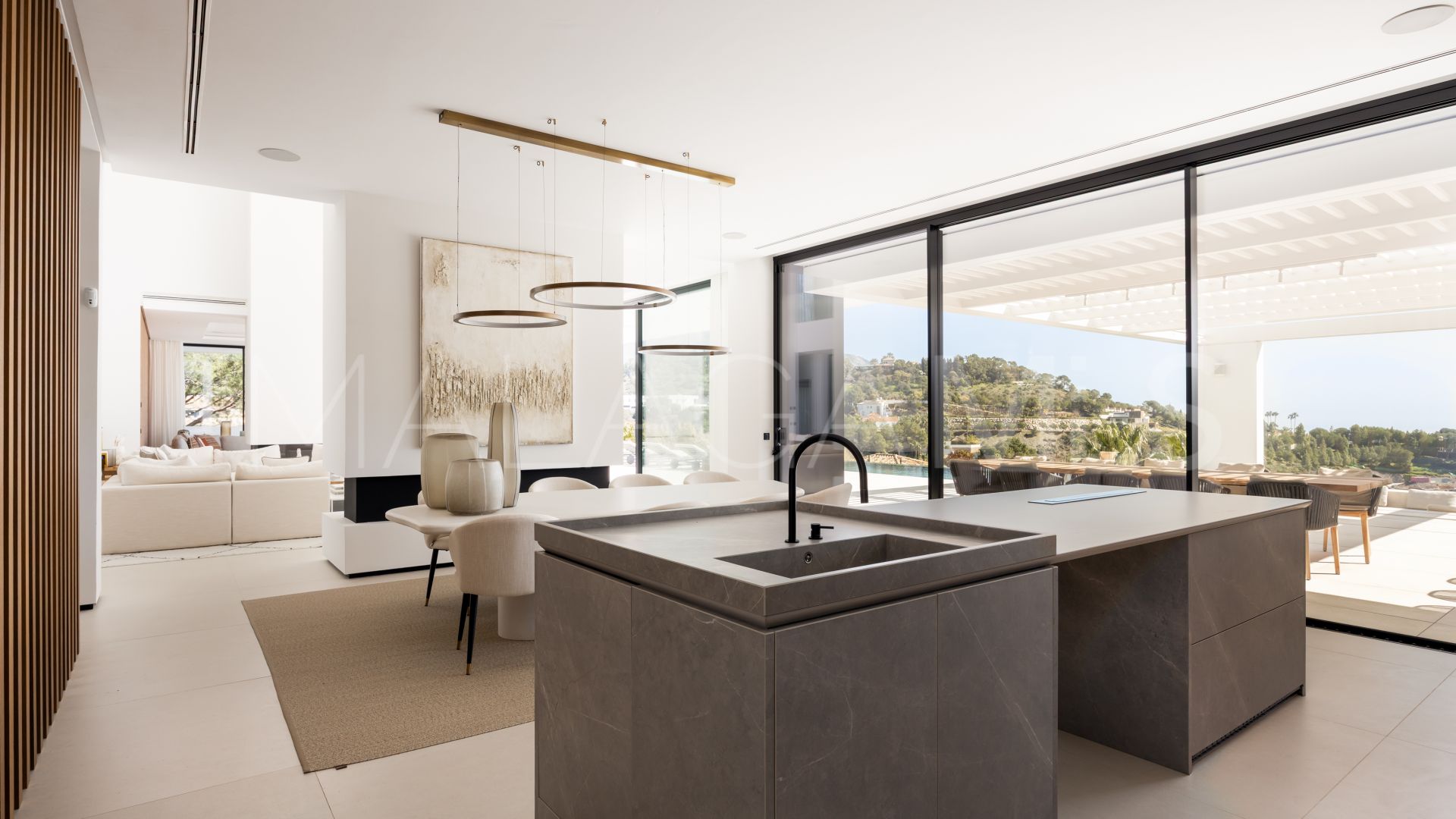 For sale El Madroñal villa with 7 bedrooms