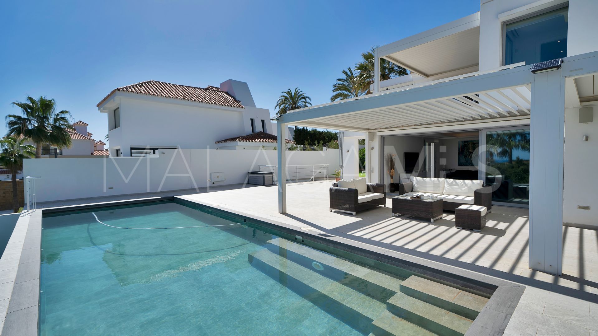 Villa for sale in Las Lomas de Nueva Andalucia