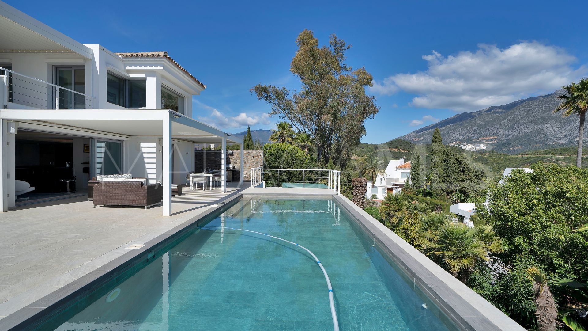 Villa for sale in Las Lomas de Nueva Andalucia