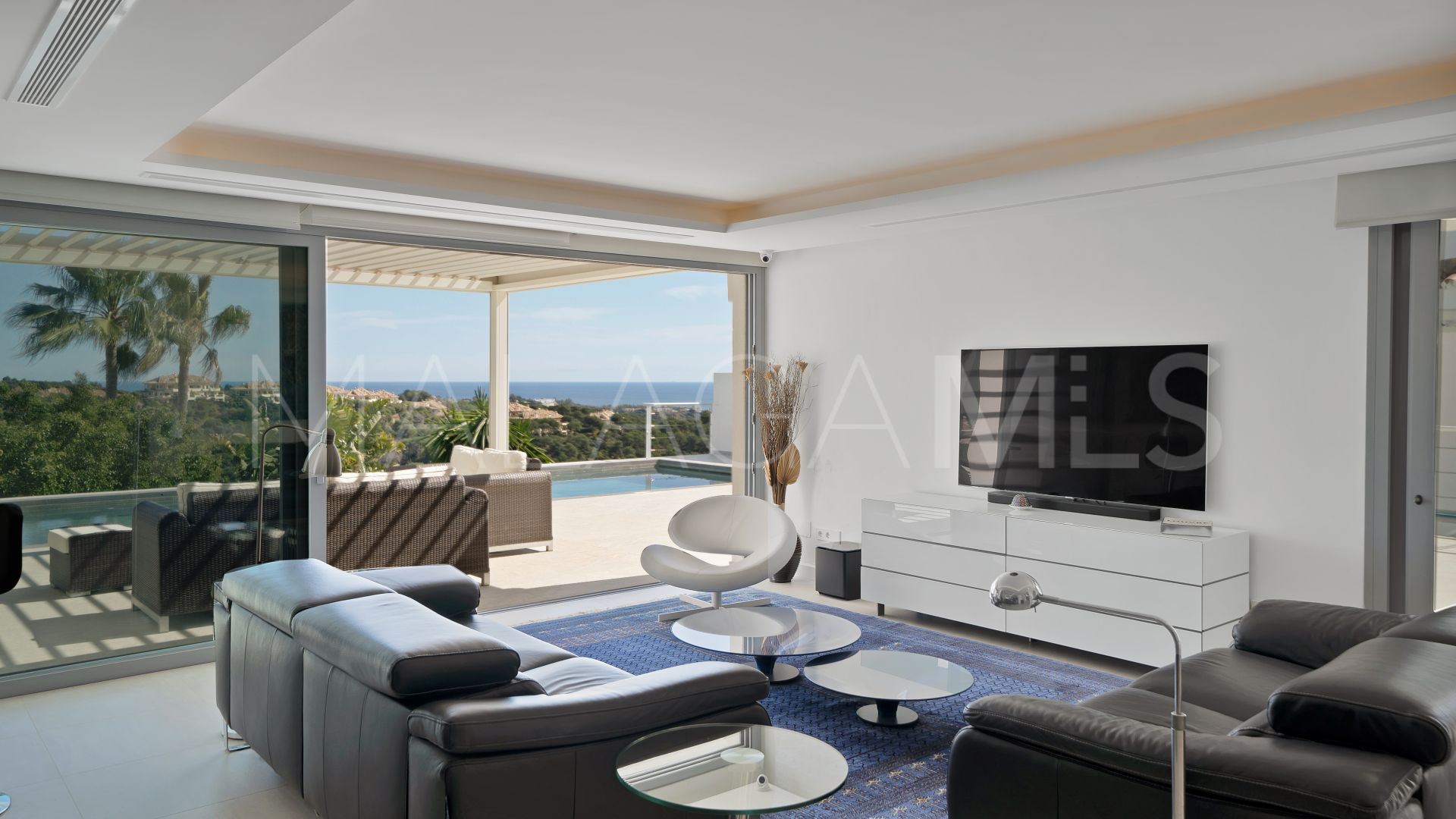 Villa for sale in Las Lomas de Nueva Andalucia