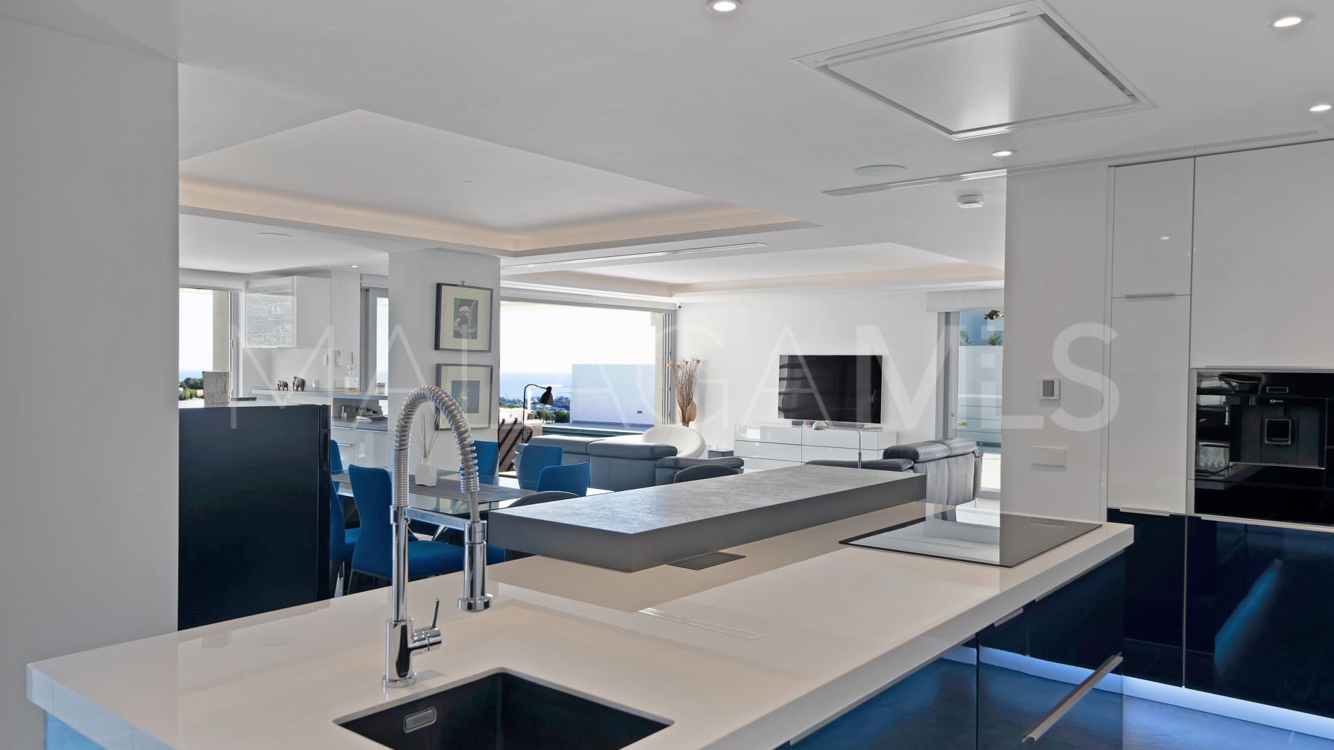 Villa for sale in Las Lomas de Nueva Andalucia