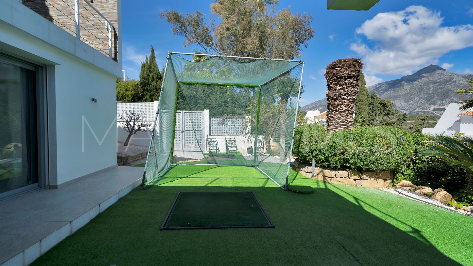 Villa for sale in Las Lomas de Nueva Andalucia