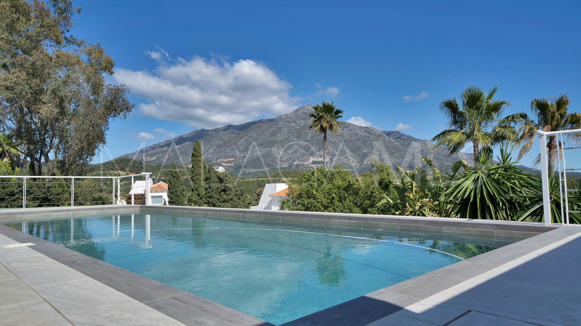 Villa for sale in Las Lomas de Nueva Andalucia