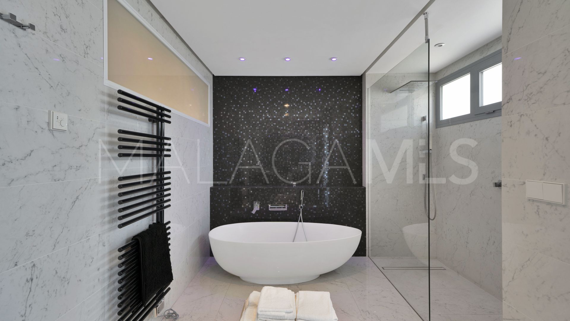 Villa for sale in Las Lomas de Nueva Andalucia