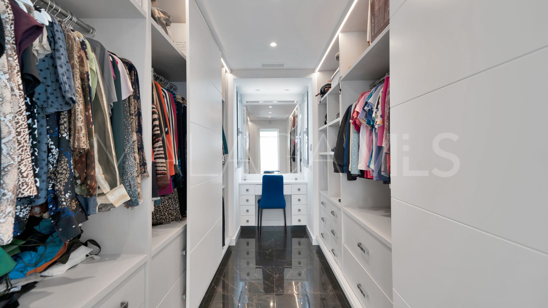 Villa for sale in Las Lomas de Nueva Andalucia