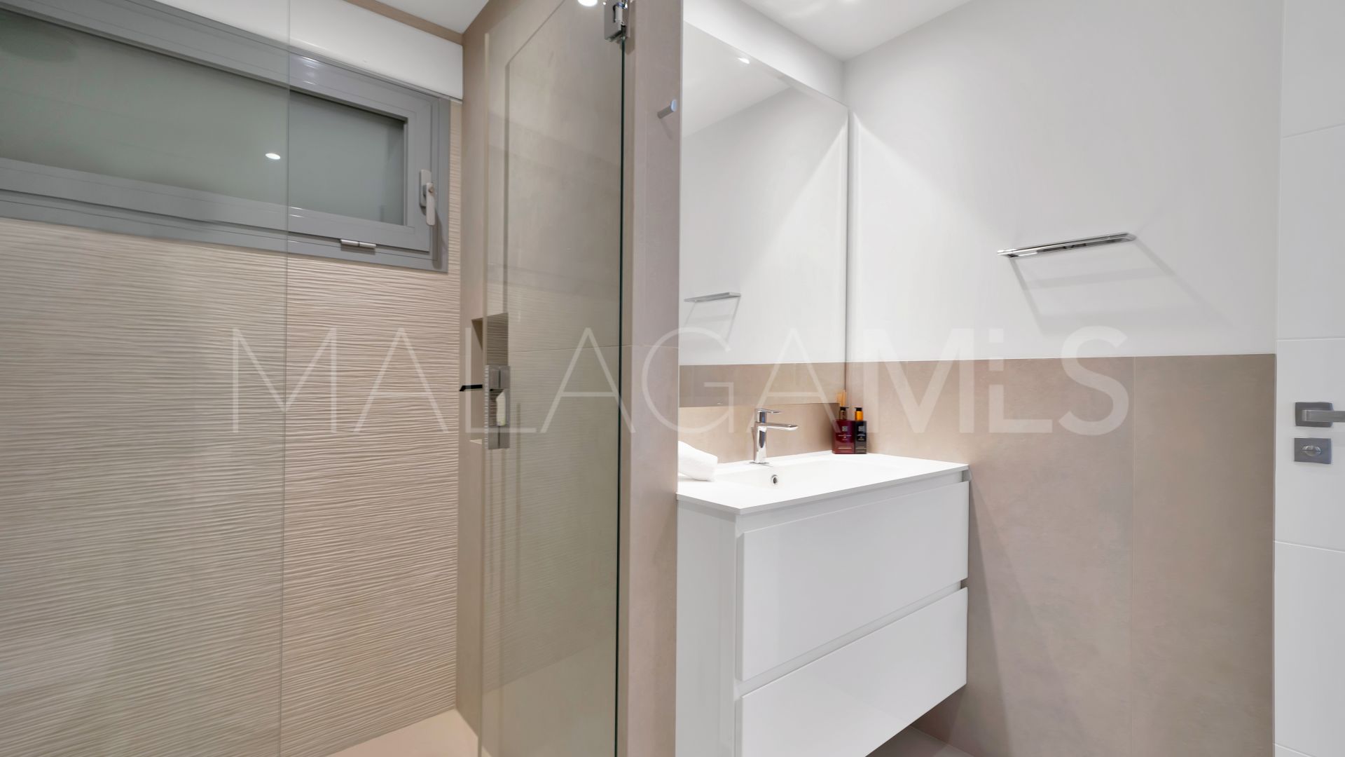 Villa for sale in Las Lomas de Nueva Andalucia