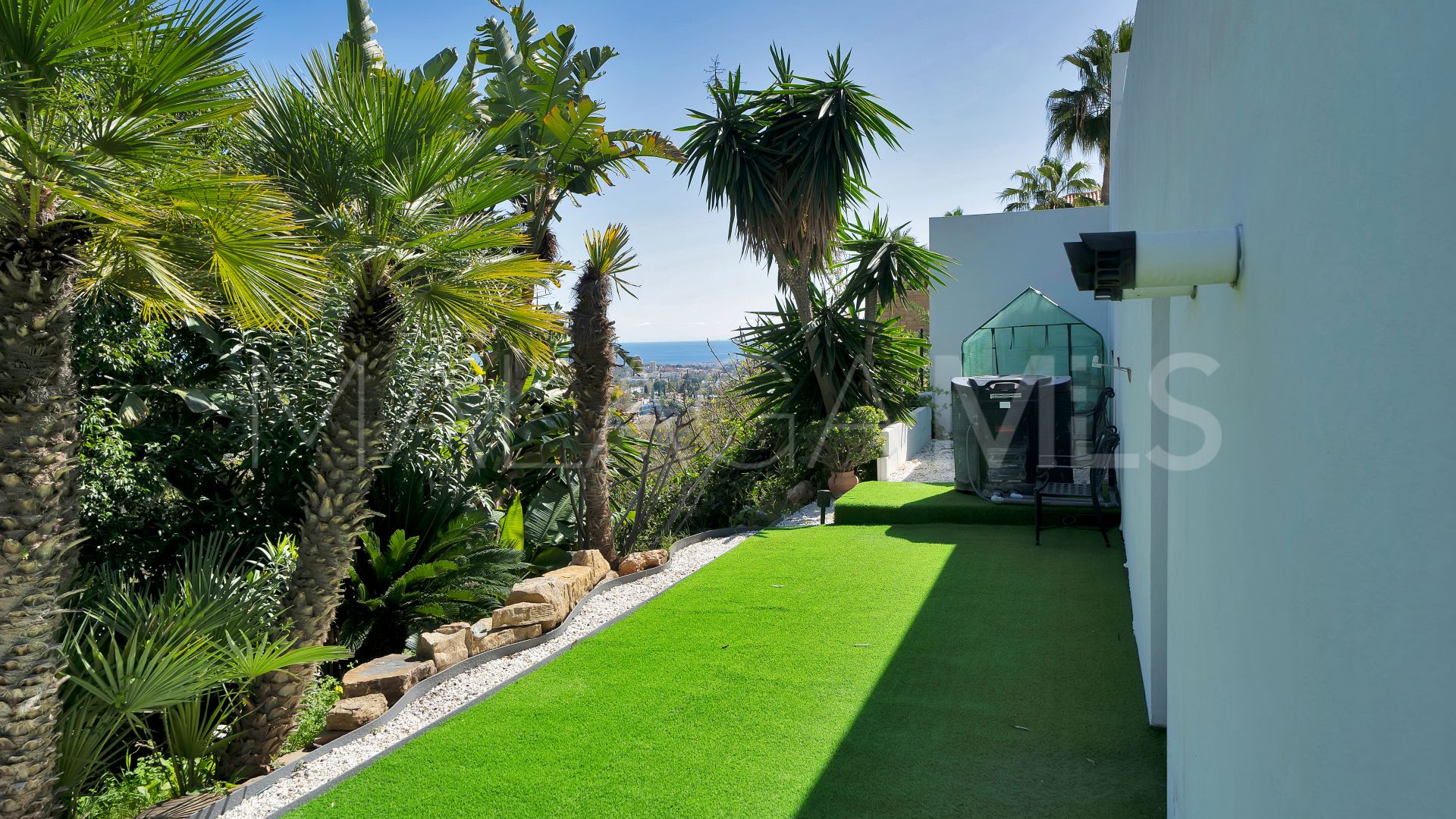 Villa for sale in Las Lomas de Nueva Andalucia