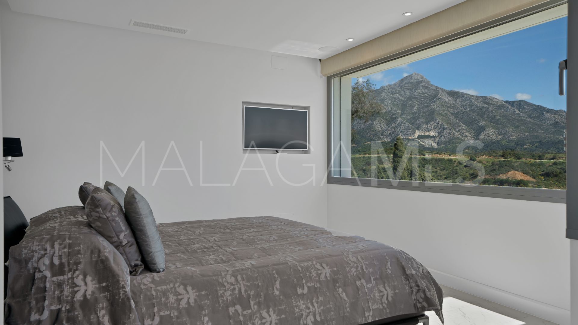 Villa for sale in Las Lomas de Nueva Andalucia