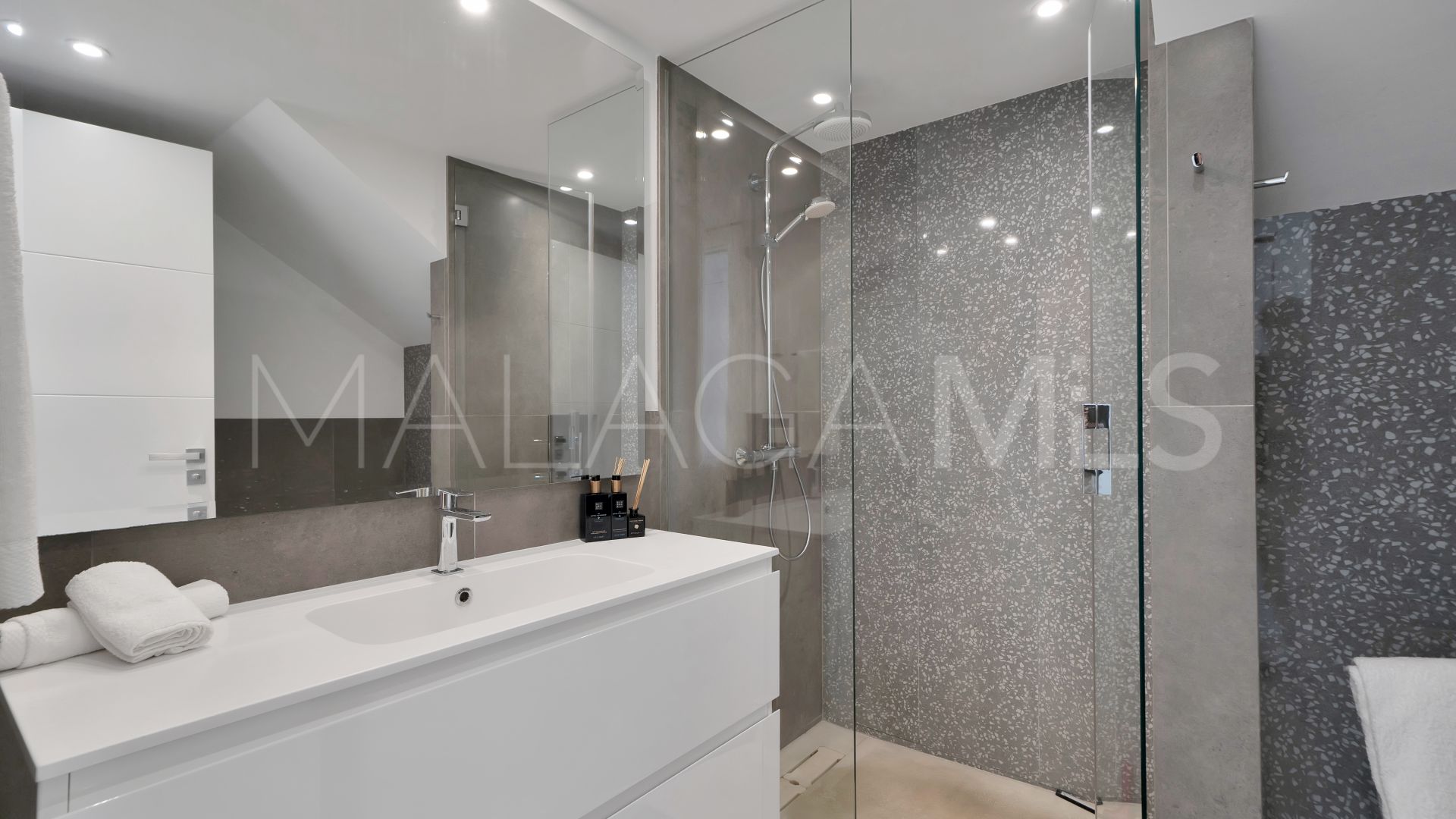 Villa for sale in Las Lomas de Nueva Andalucia