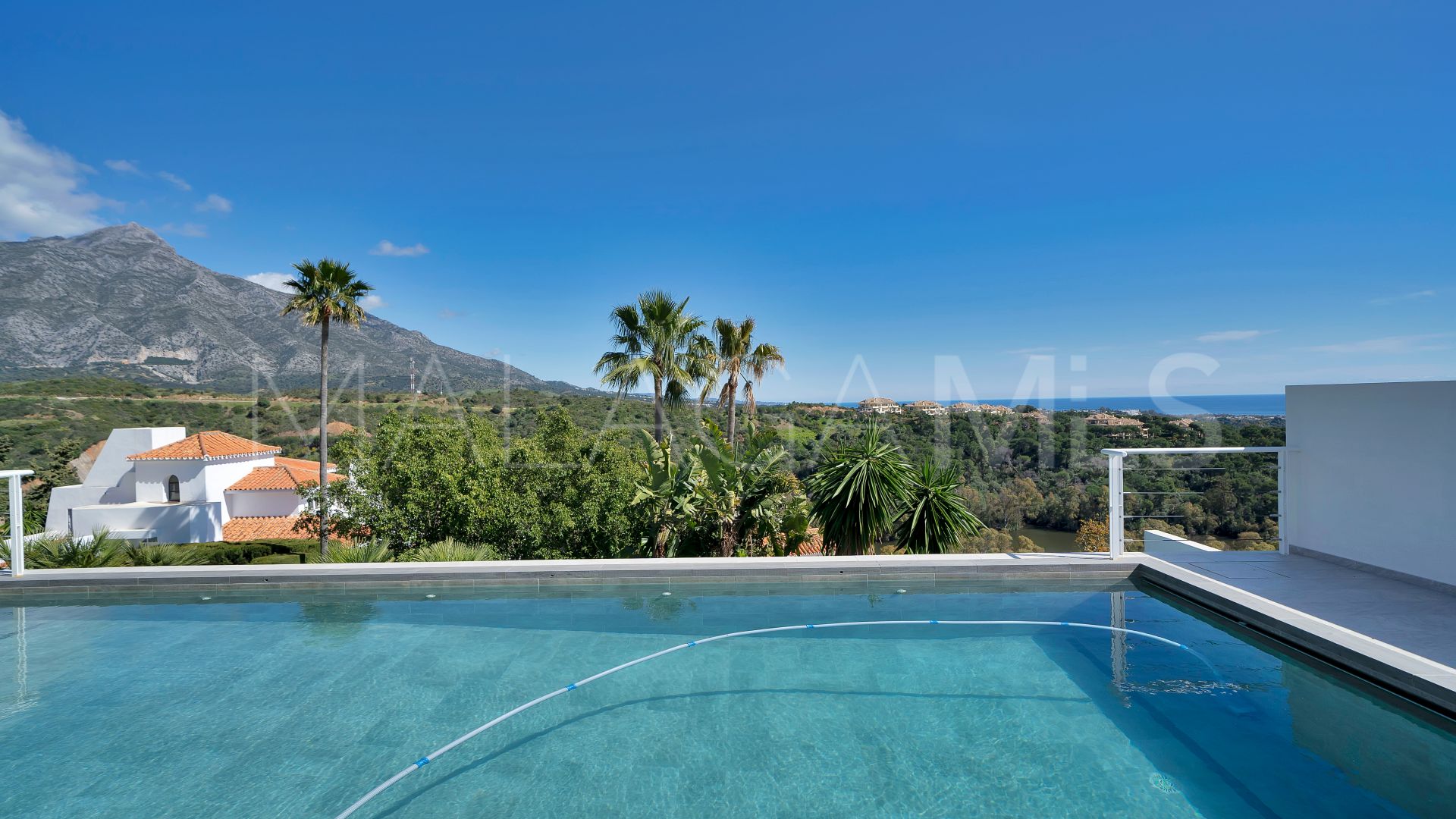 Villa for sale in Las Lomas de Nueva Andalucia