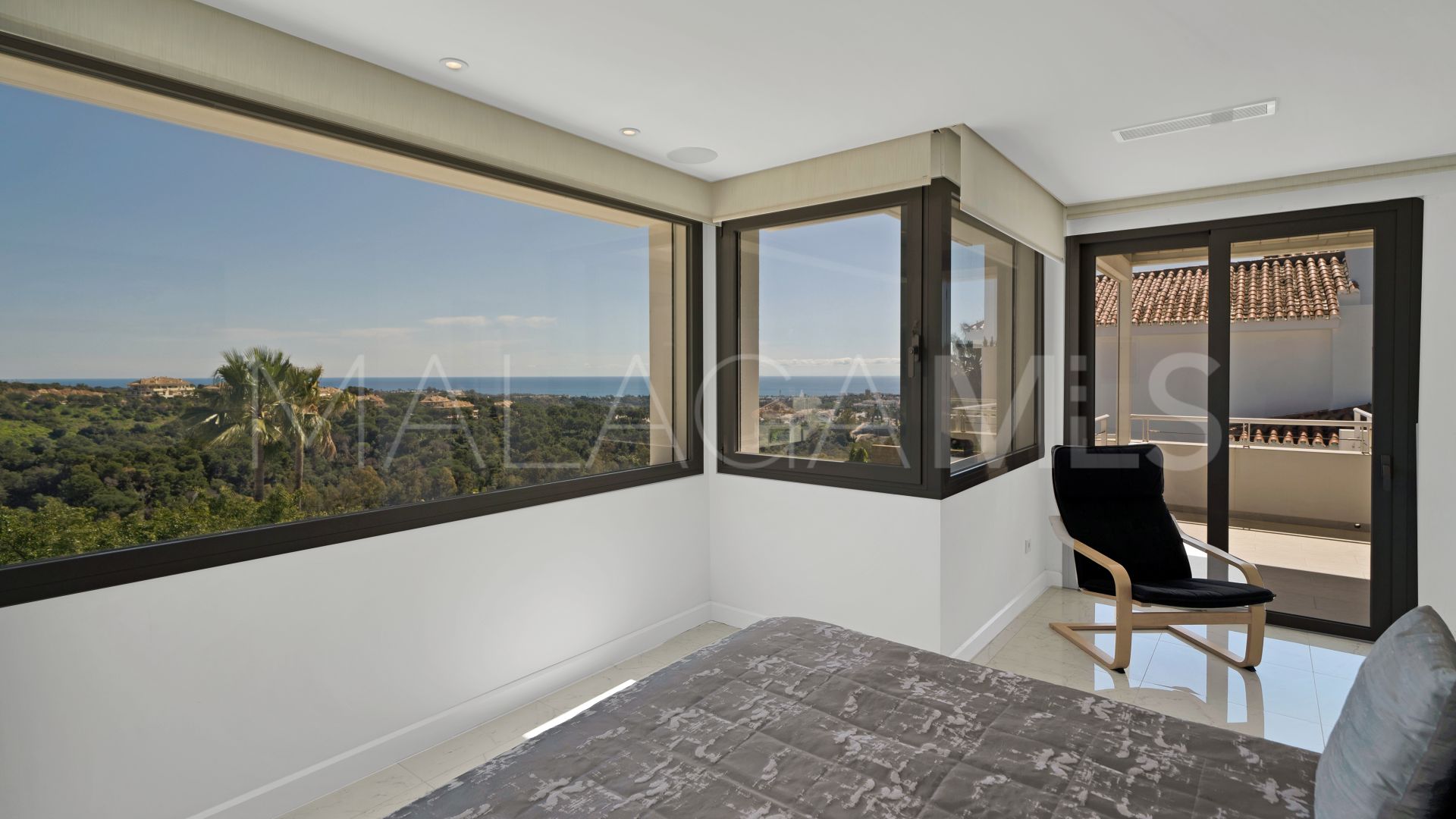 Villa for sale in Las Lomas de Nueva Andalucia