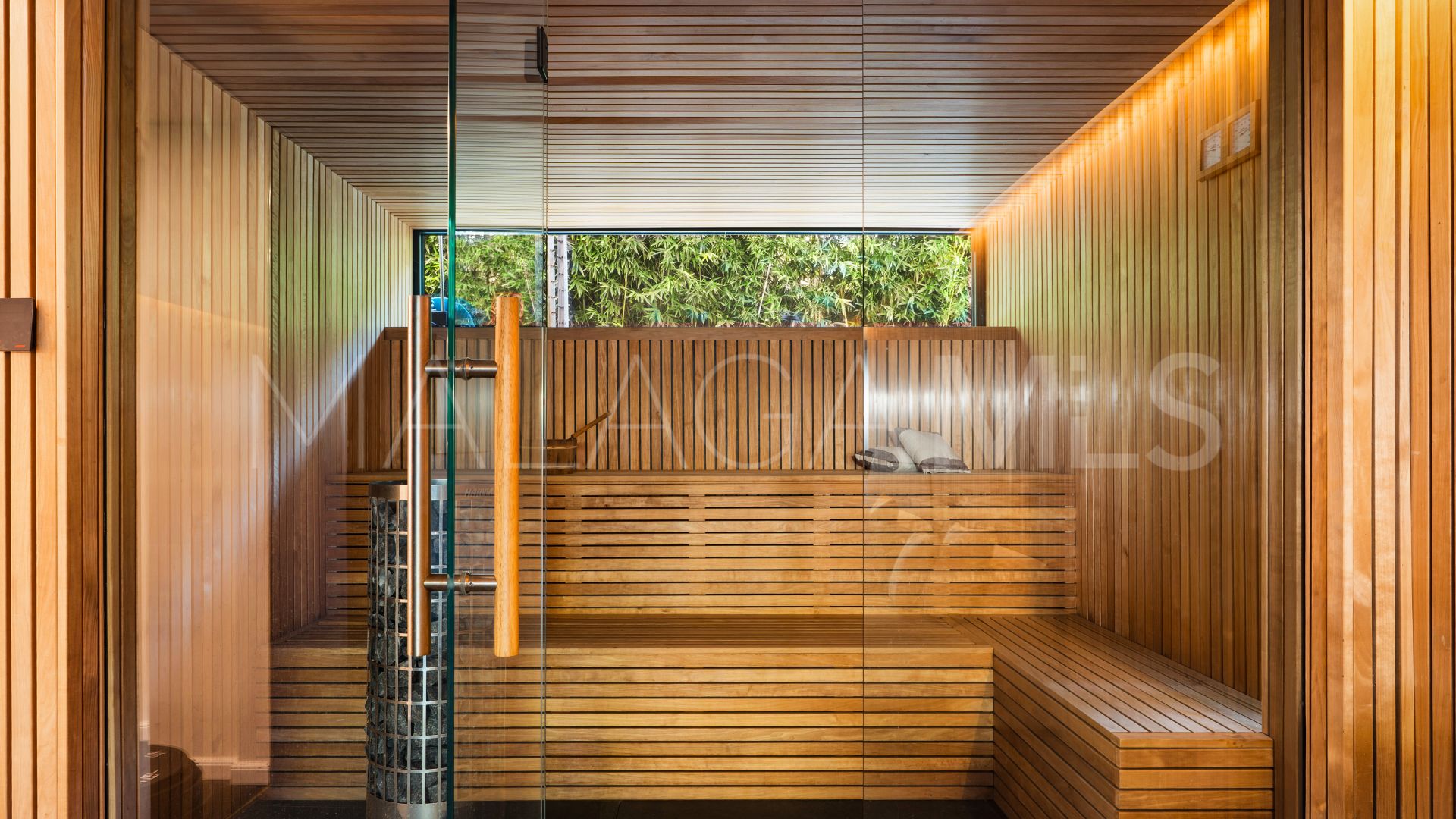 For sale villa in Nueva Andalucia