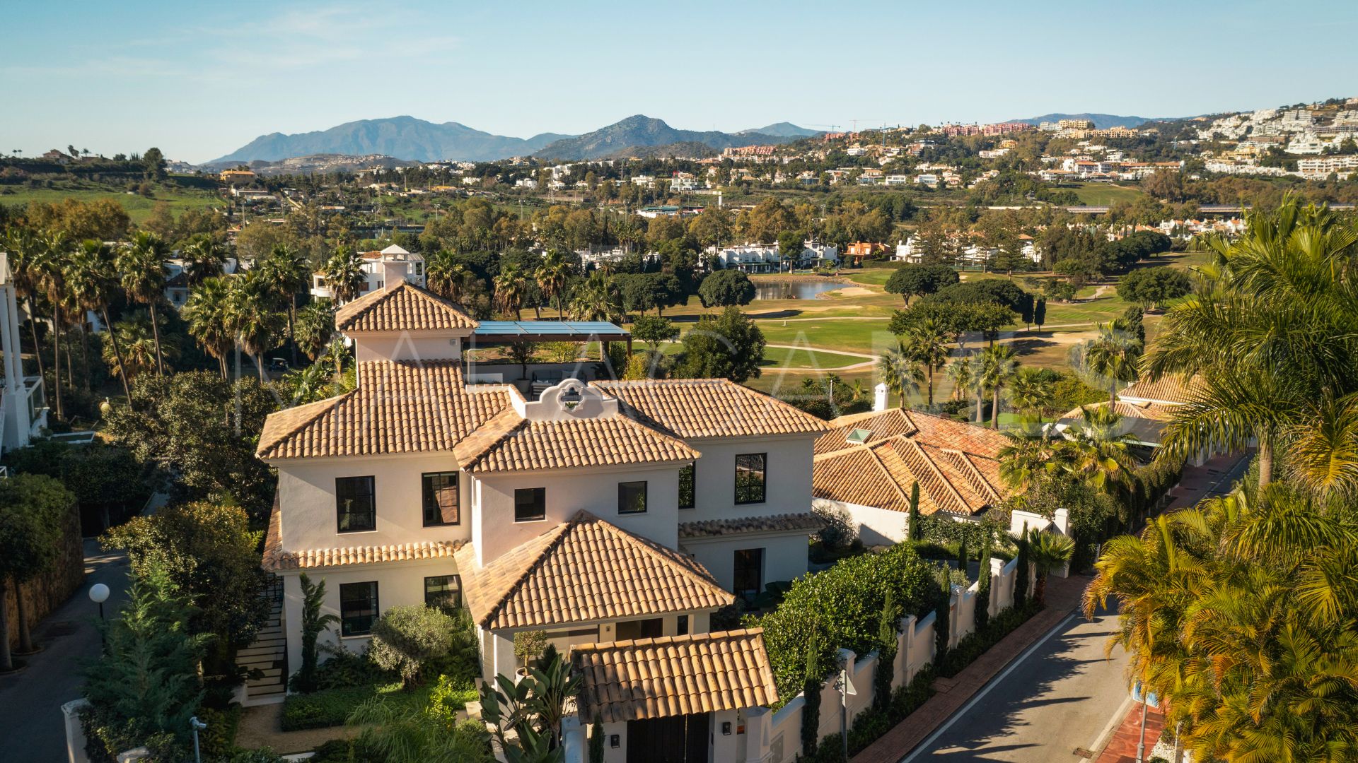 For sale villa in Nueva Andalucia