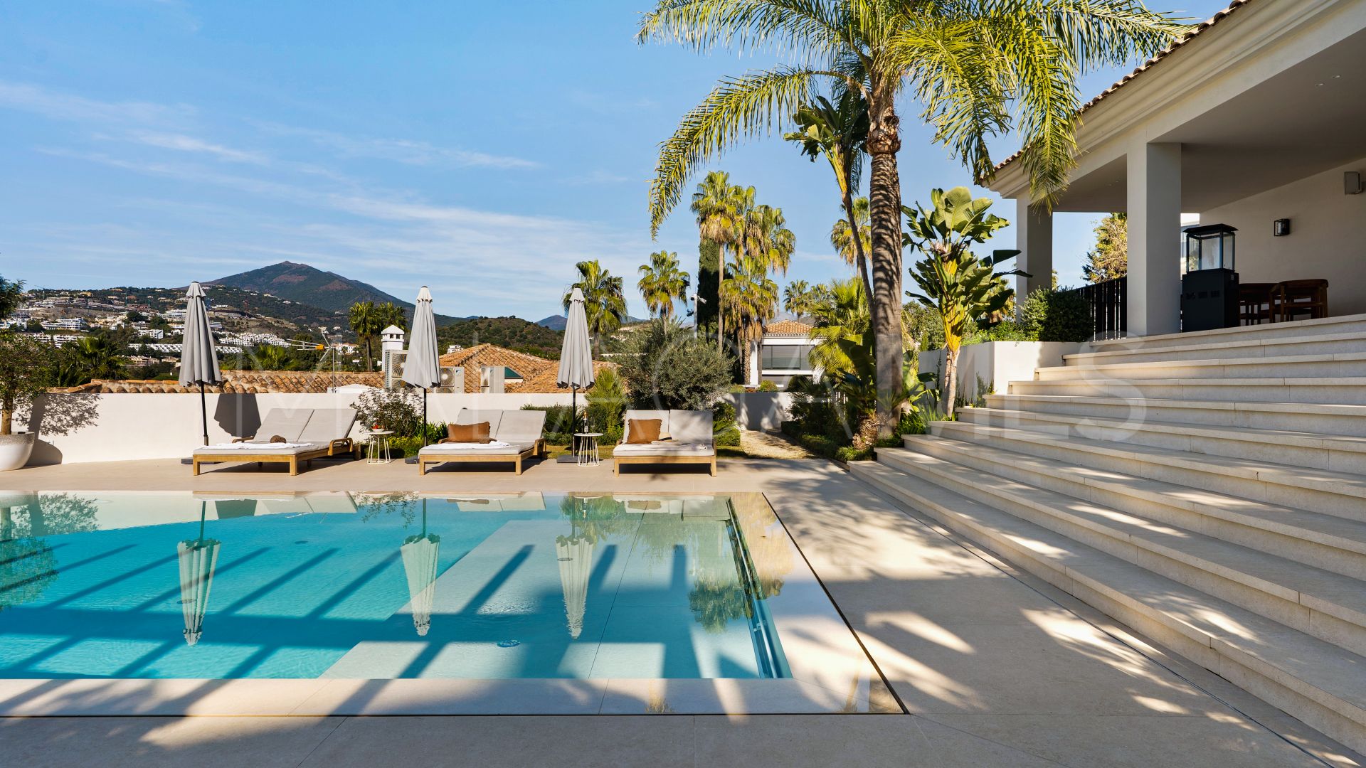 For sale villa in Nueva Andalucia