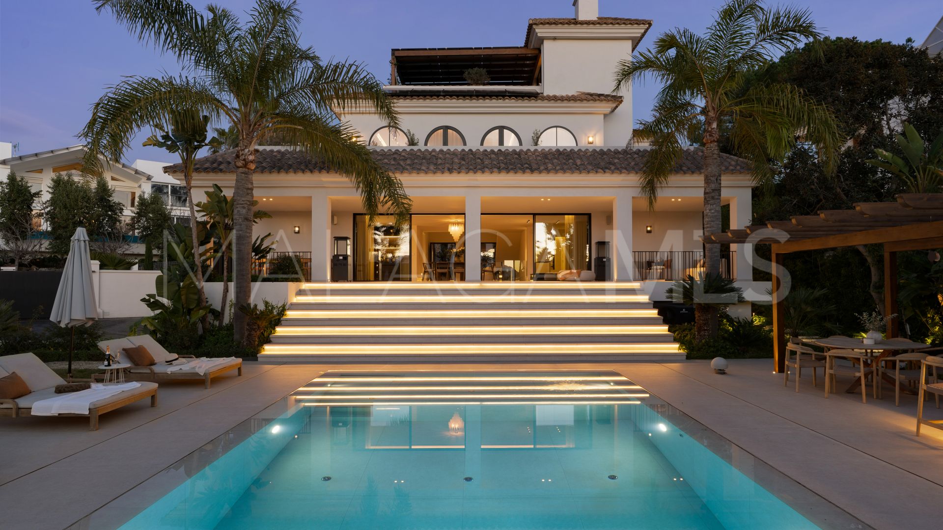 For sale villa in Nueva Andalucia