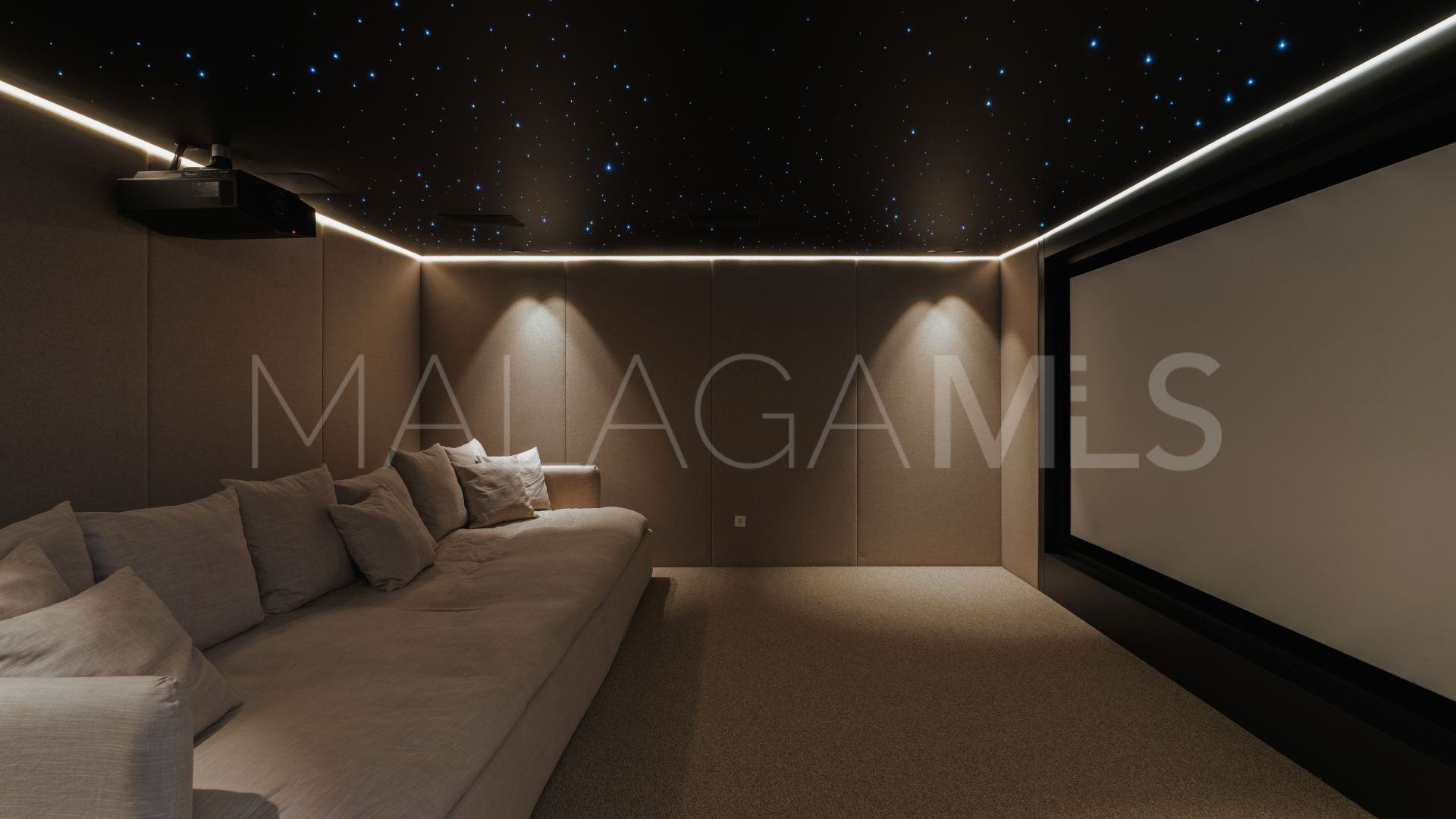 For sale villa in Nueva Andalucia