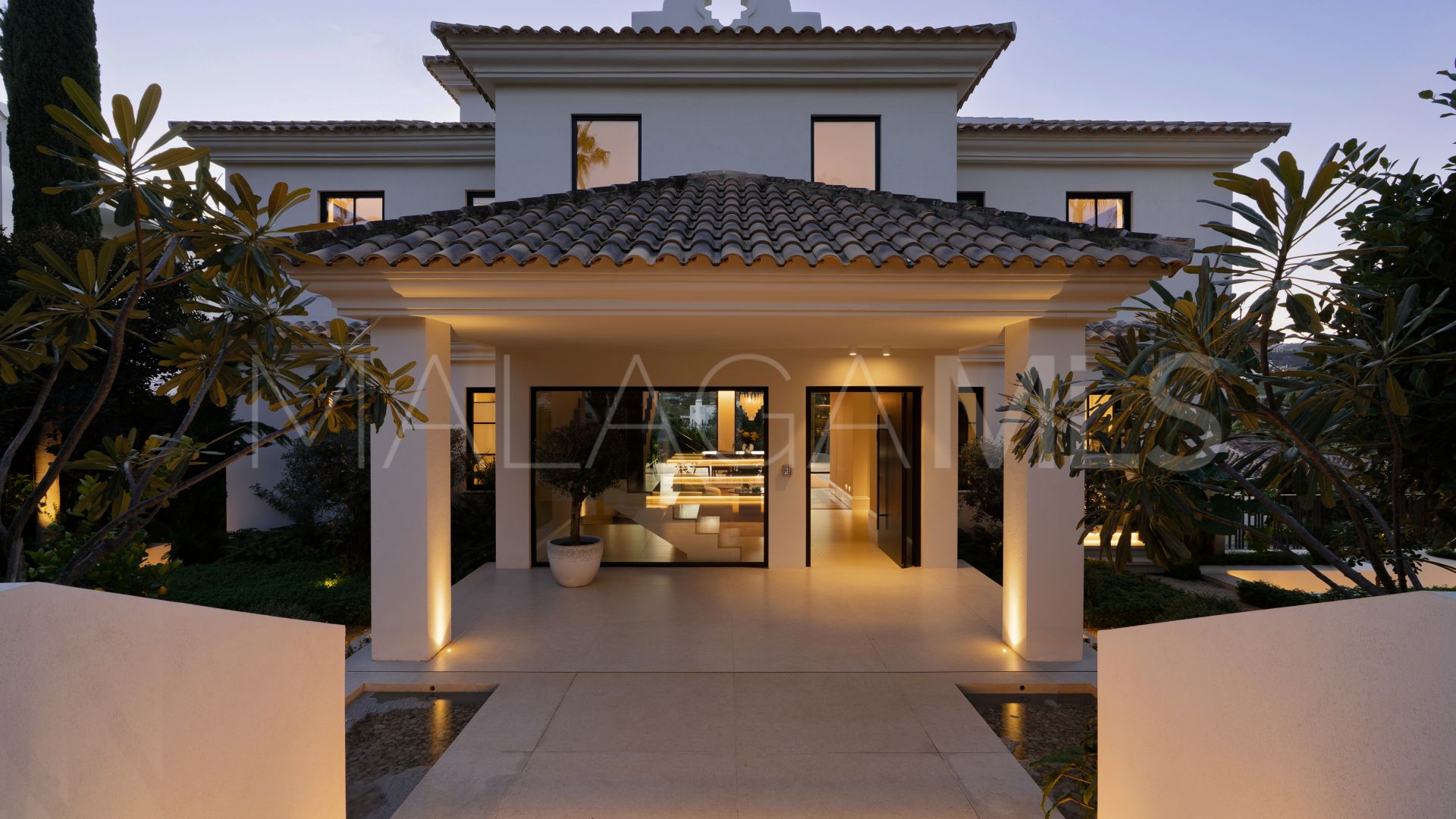 For sale villa in Nueva Andalucia