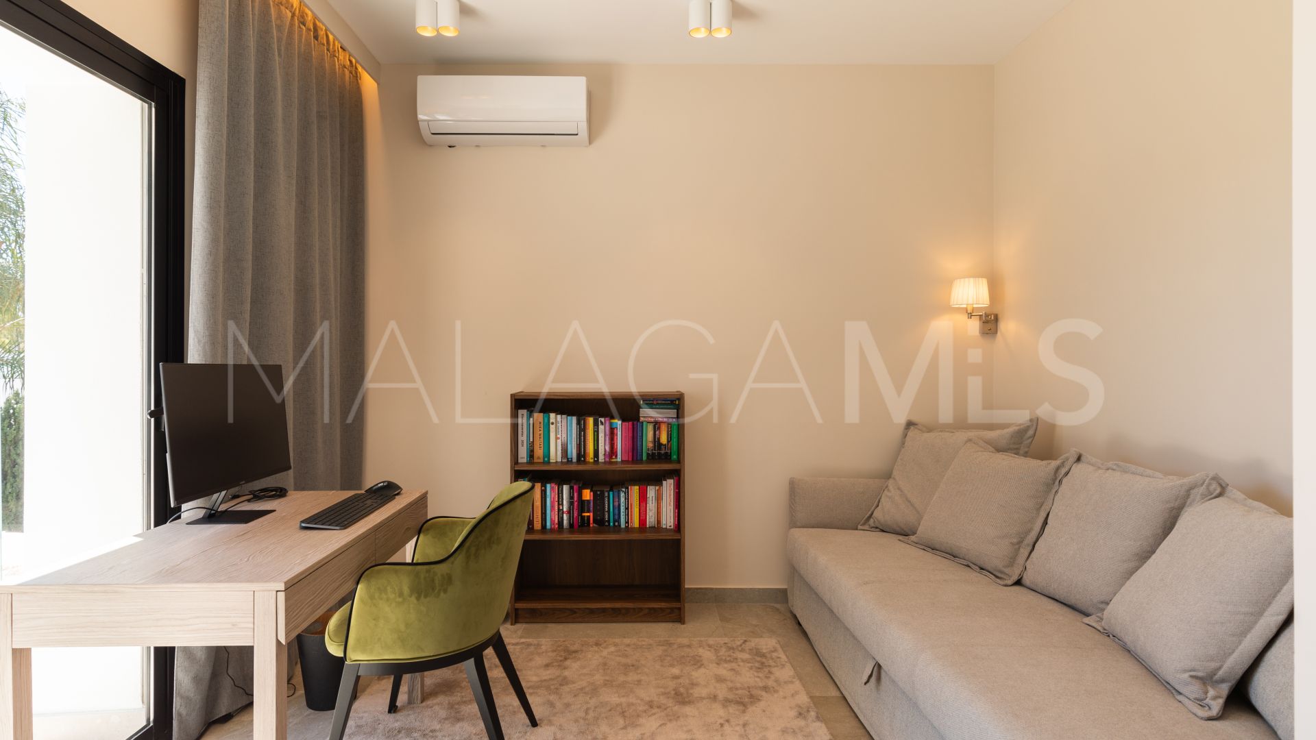 Villa for sale in Altos del Paraiso