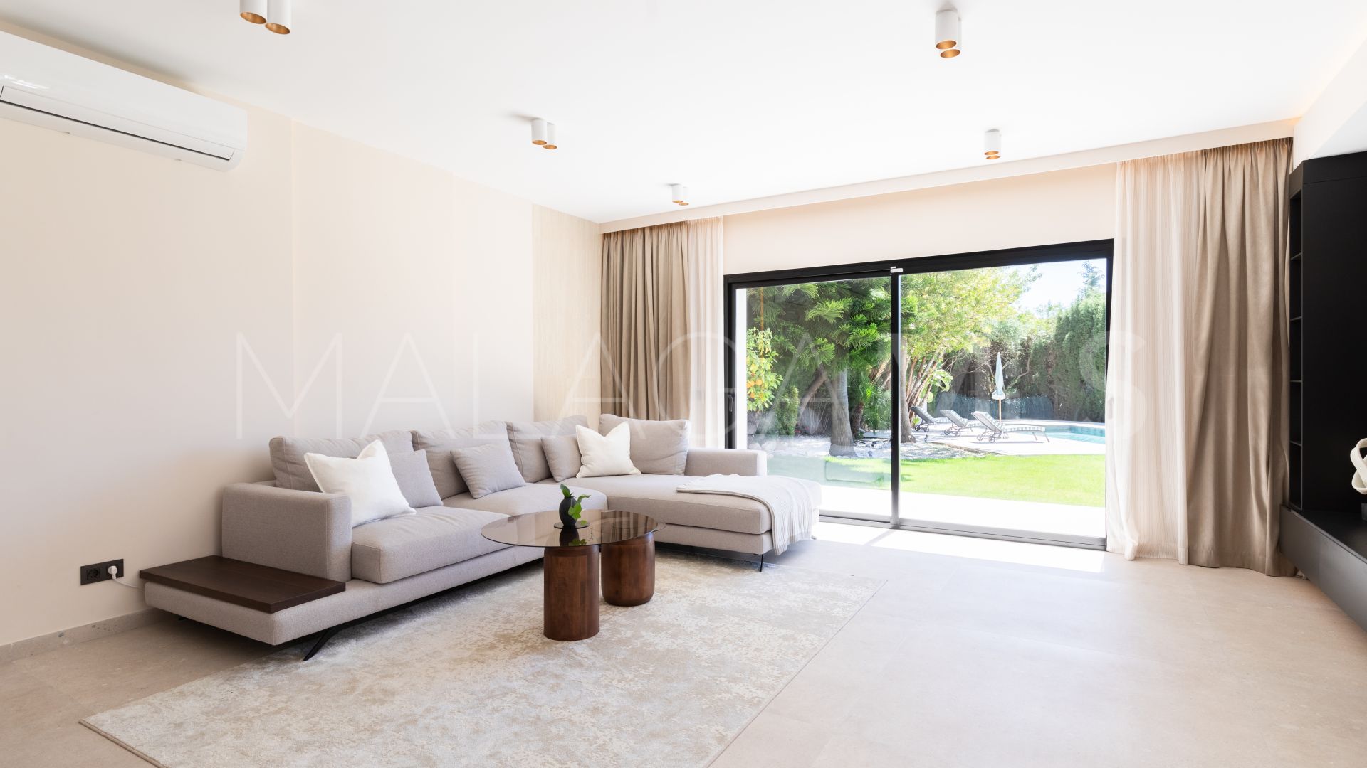 Villa for sale in Altos del Paraiso