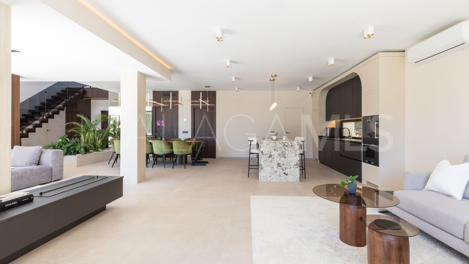 Villa for sale in Altos del Paraiso