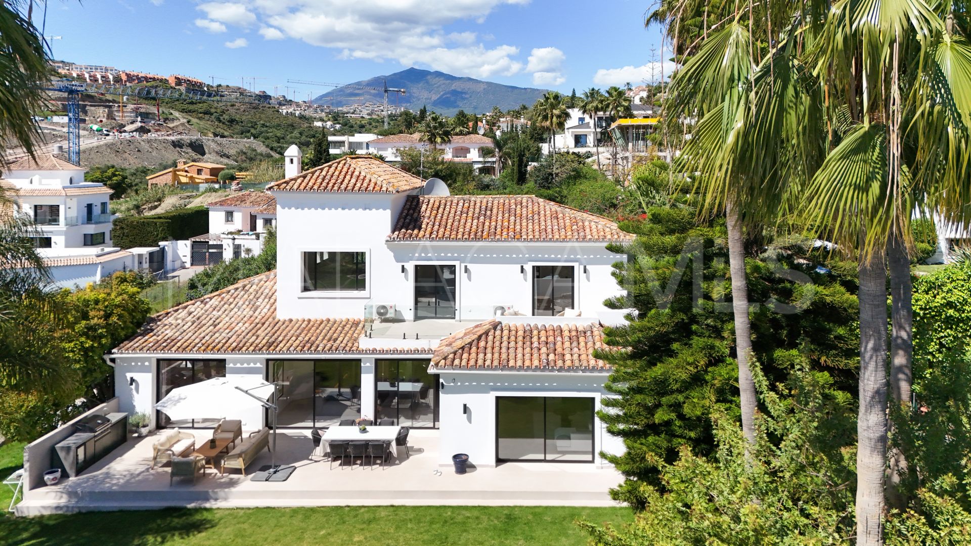 Villa for sale in Altos del Paraiso