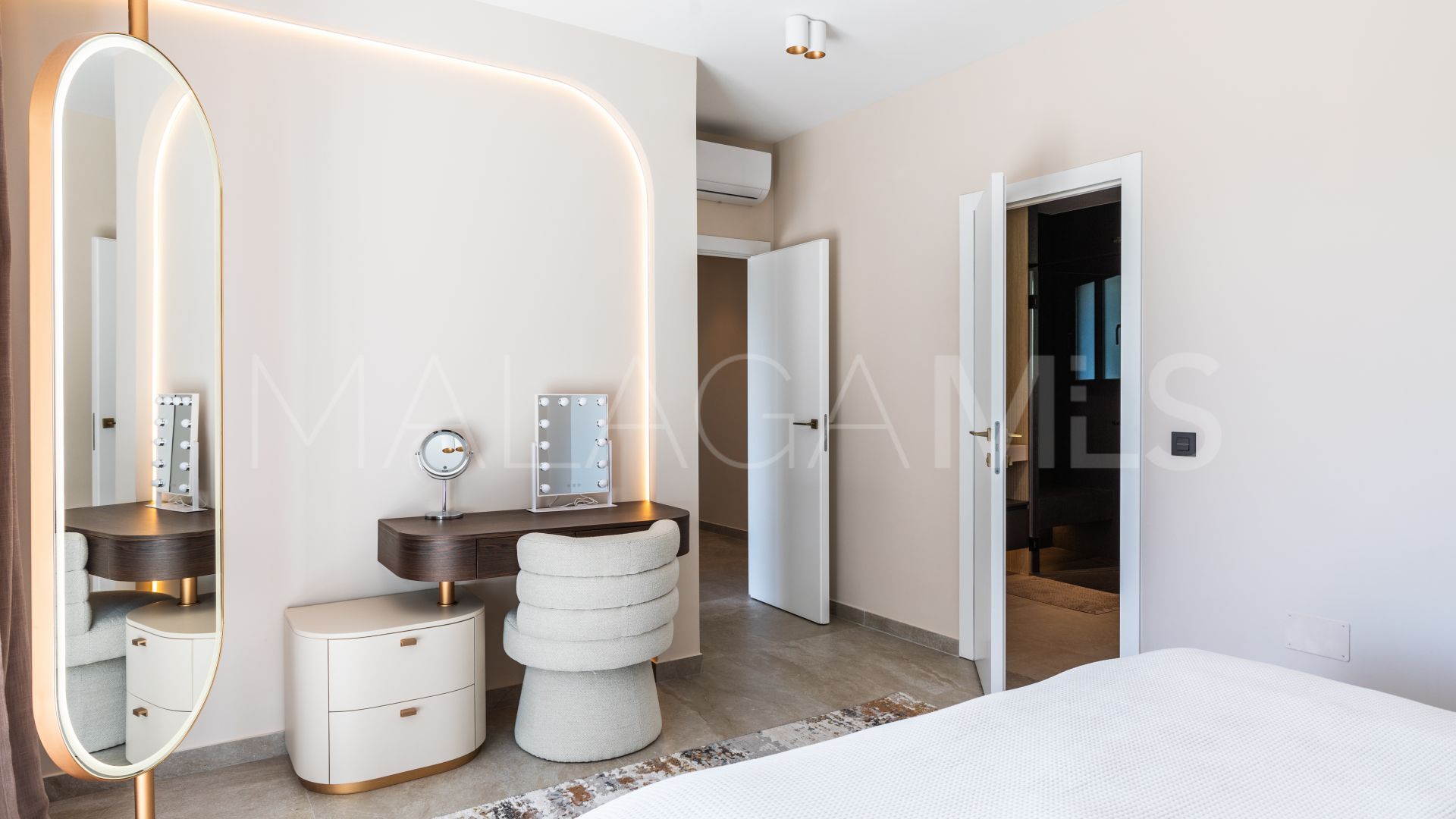 Villa for sale in Altos del Paraiso