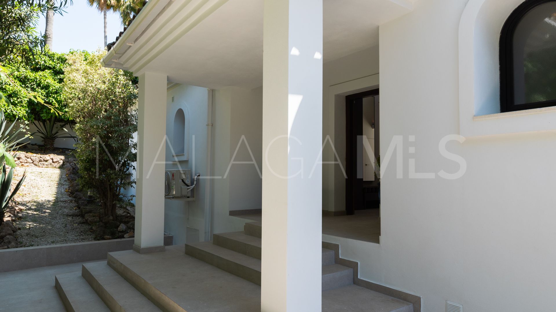 Villa for sale in Altos del Paraiso