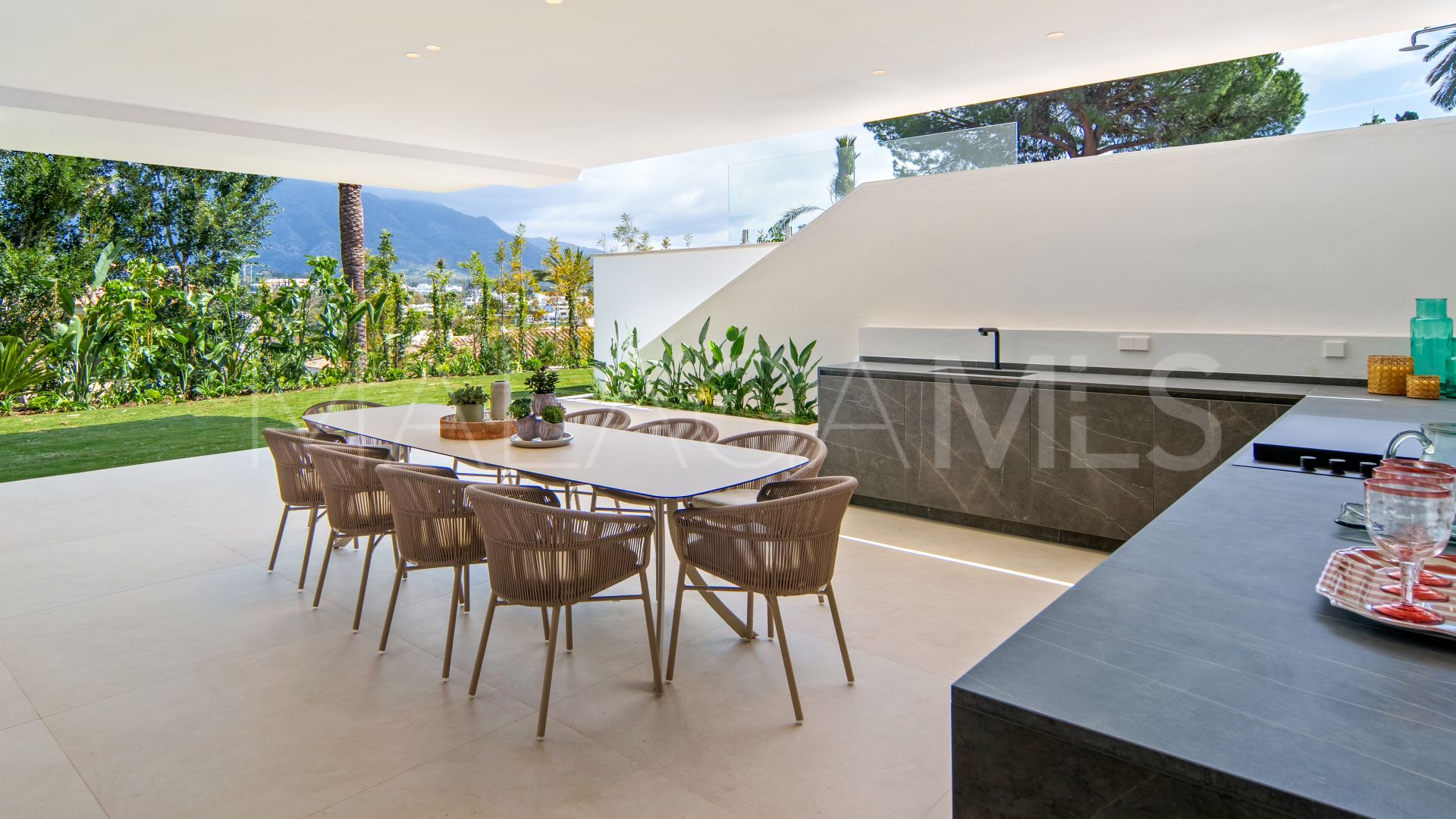Villa for sale in Nueva Andalucia