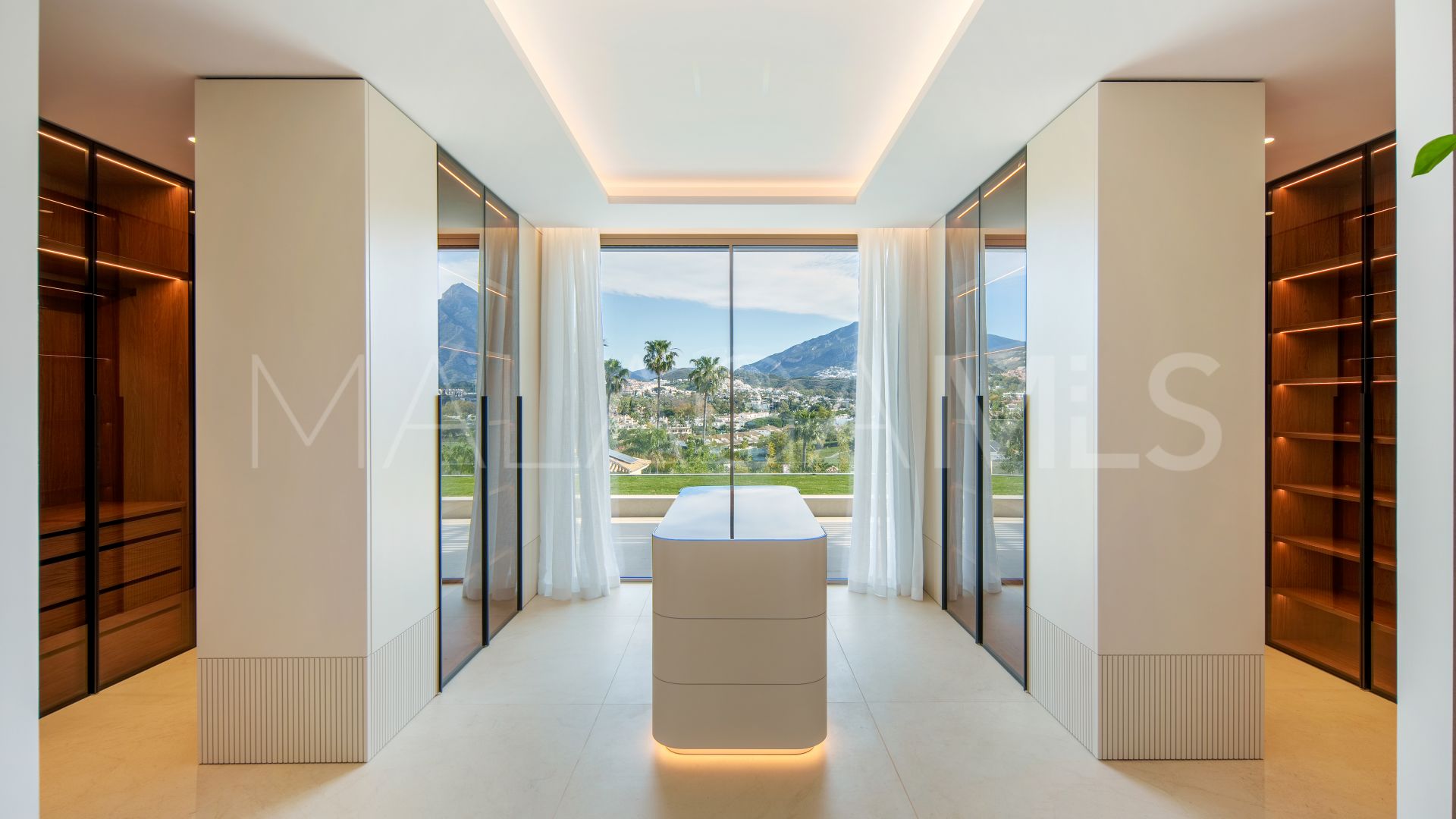Villa for sale in Nueva Andalucia