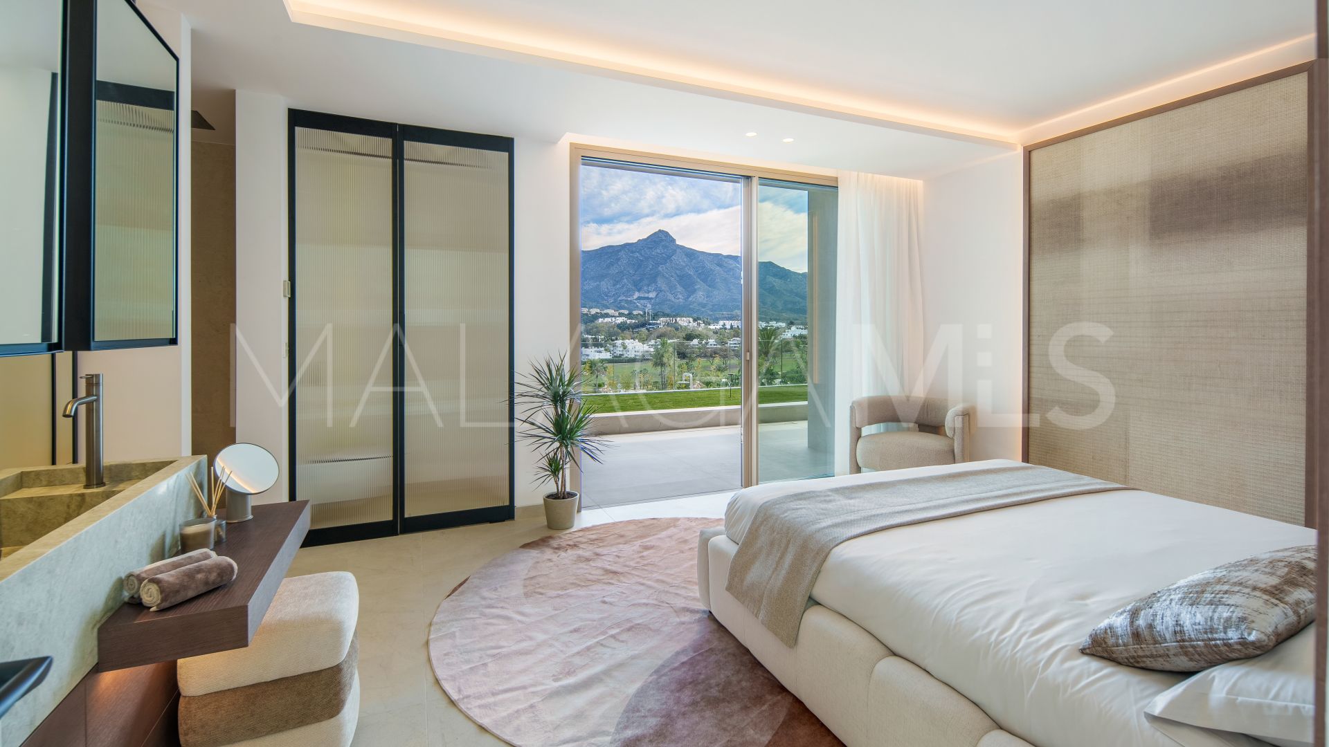 Villa for sale in Nueva Andalucia