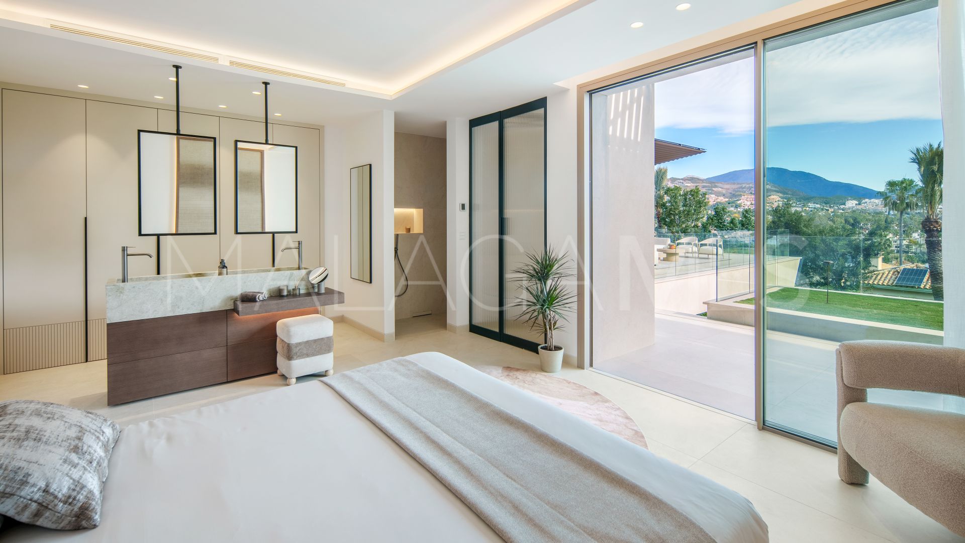 Villa for sale in Nueva Andalucia